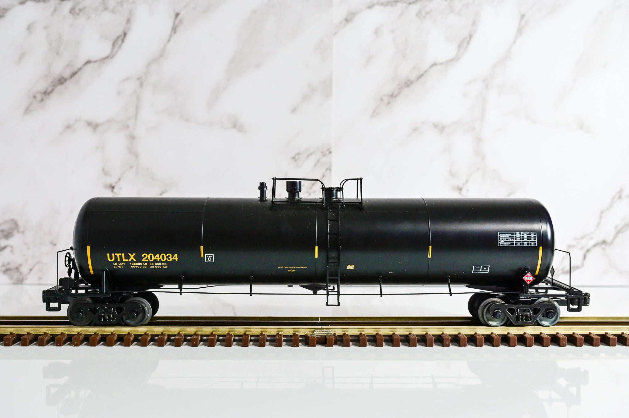 Lionel UTLX 30K Gallon Ethanol Tank Car #204034 | Scale Freight | O Scale