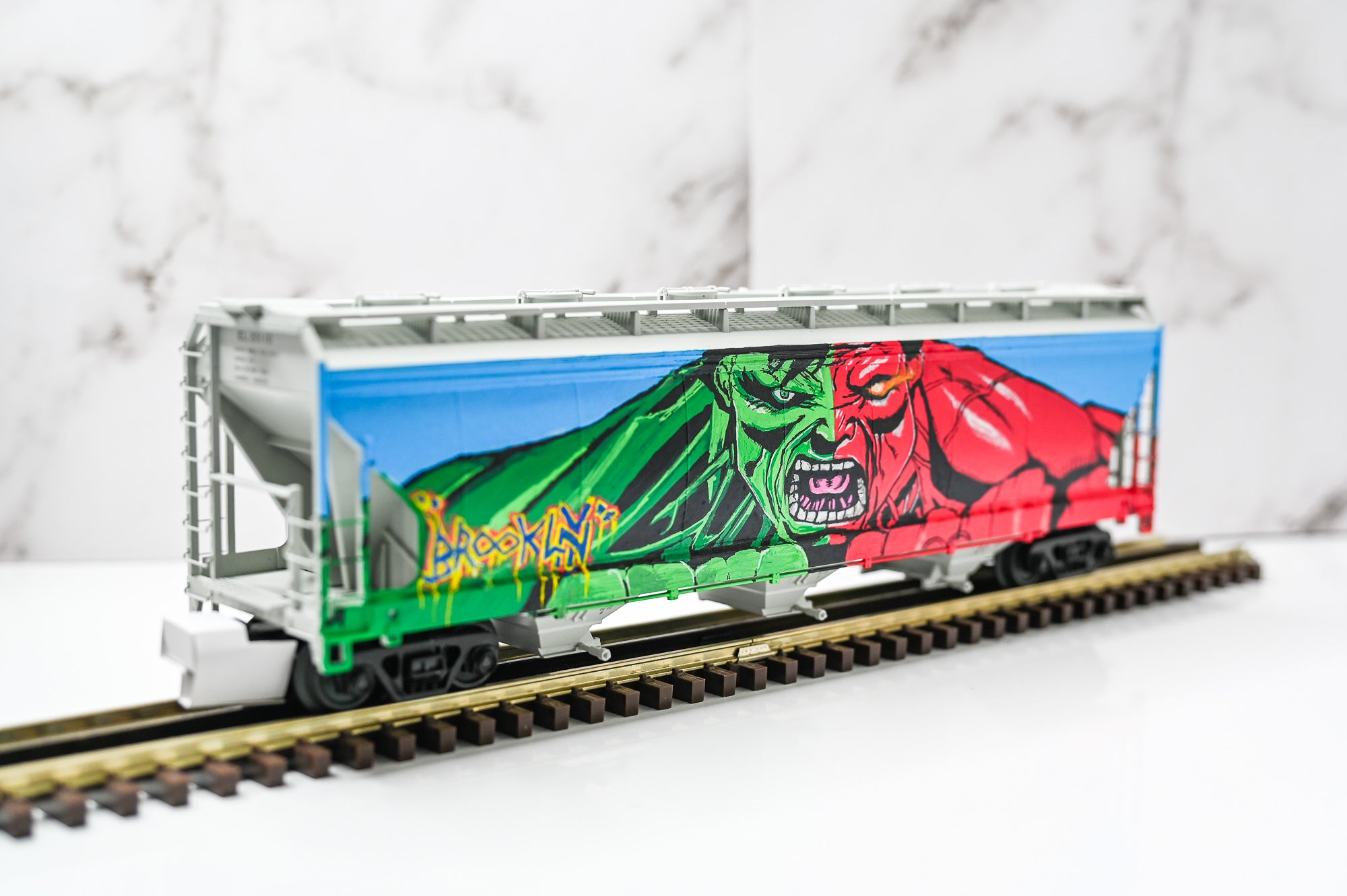 Custom Graffiti Atlas 3-Bay Centerflow Hopper | Hulk | O Scale