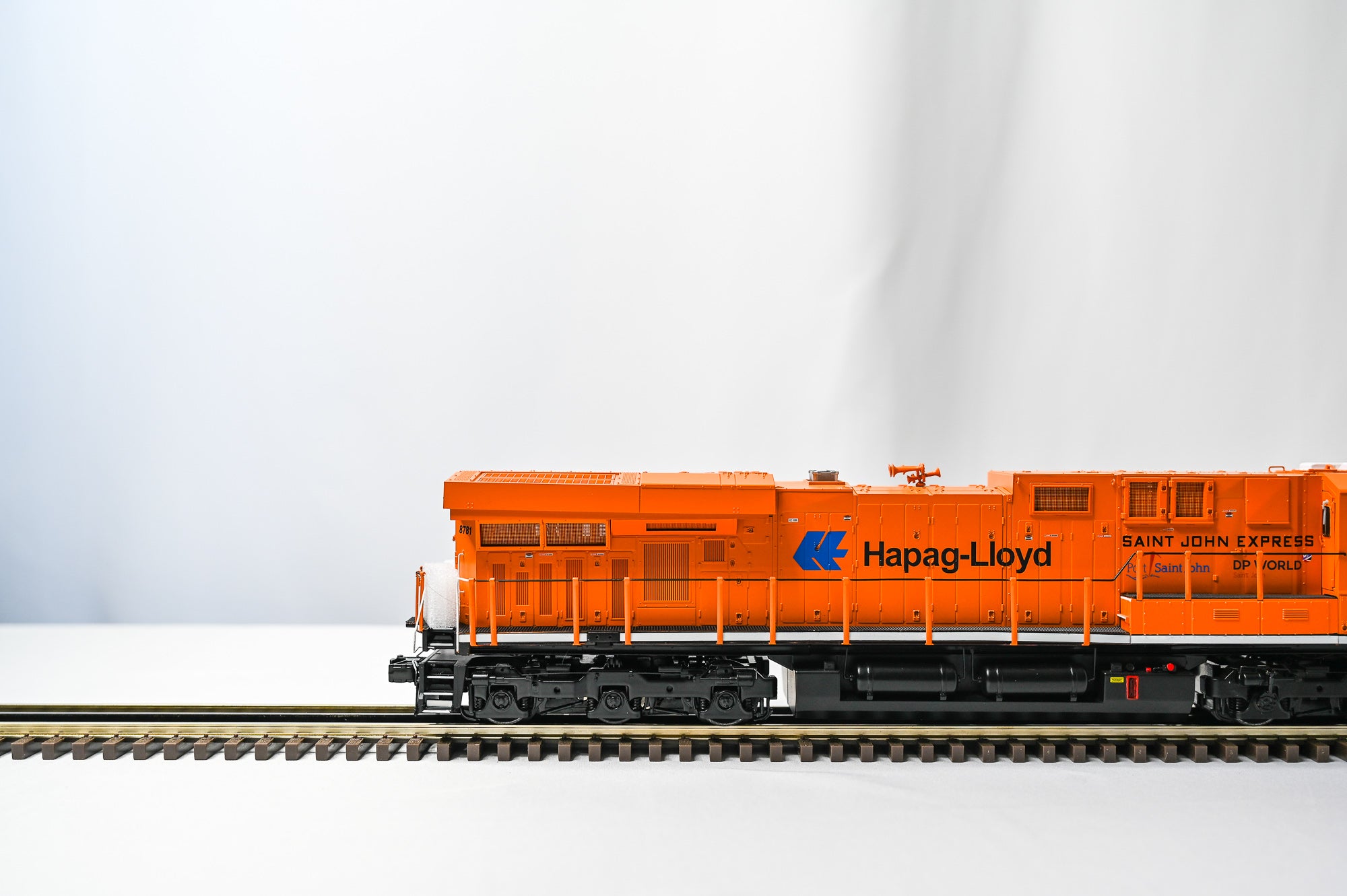 Atlas O Premier ES44AC Canadian Pacific Hapag-Lloyd #8781 | 3 Rail