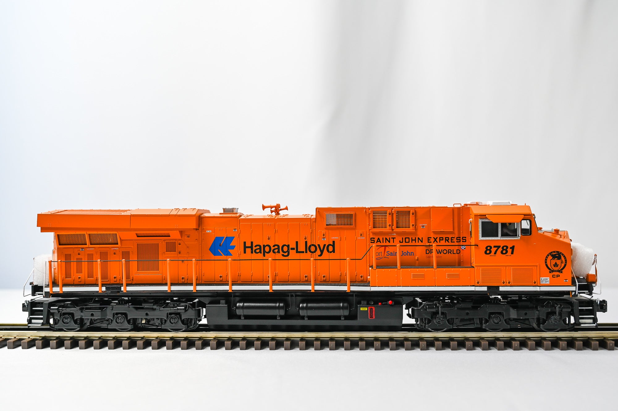 Atlas O Premier ES44AC Canadian Pacific Hapag-Lloyd #8781 | 3 Rail