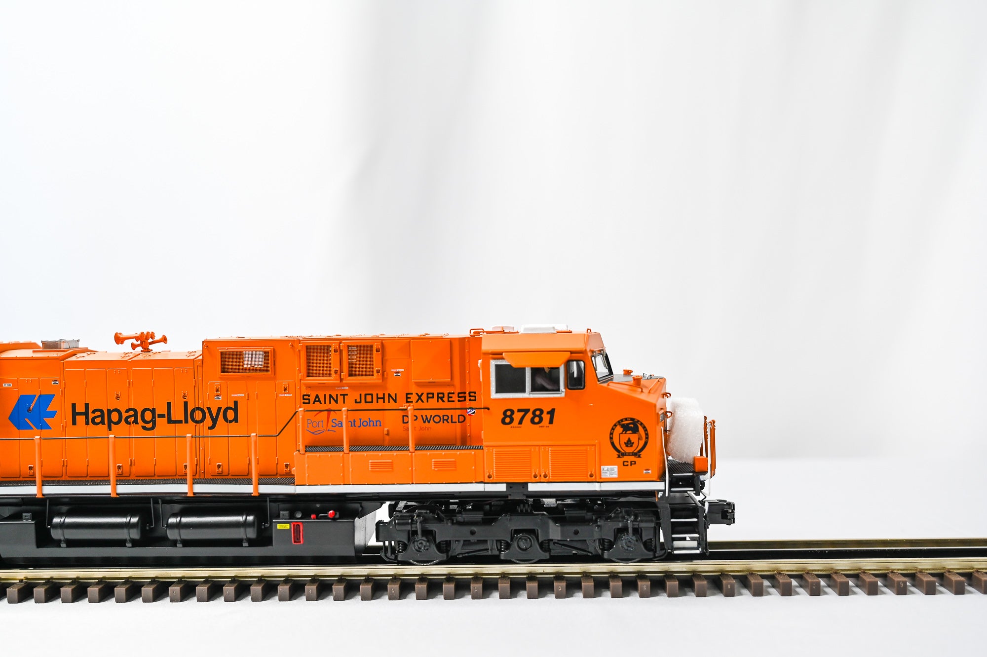 Atlas O Premier ES44AC Canadian Pacific Hapag-Lloyd #8781 | 3 Rail