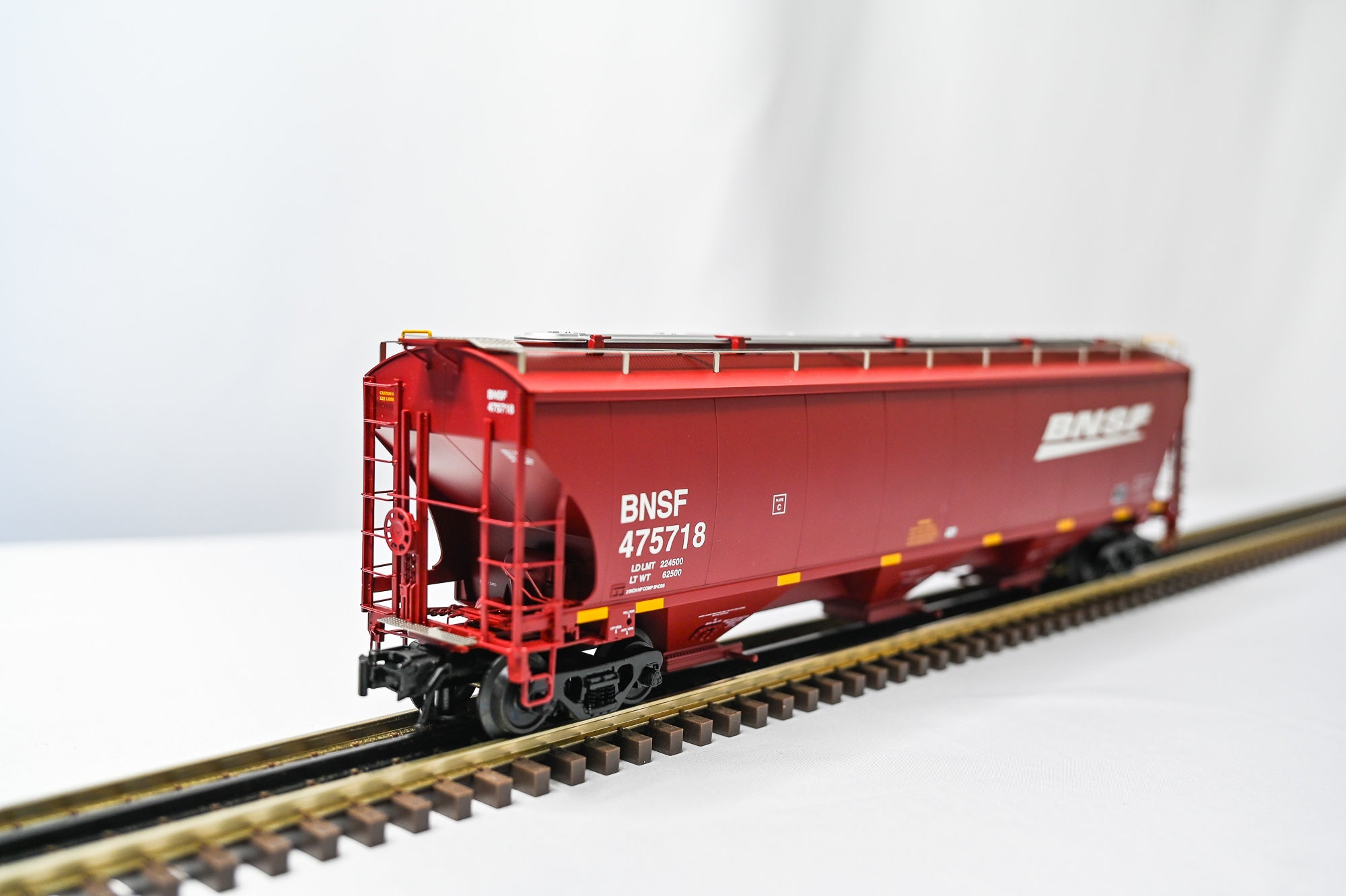 Atlas BNSF Trinity 5161 Covered Hopper | O Scale