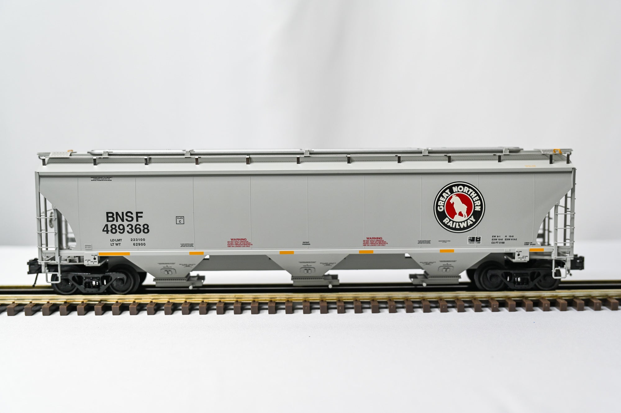 Atlas BNSF Trinity 5161 Covered Hopper Golden Spike Club | O Scale