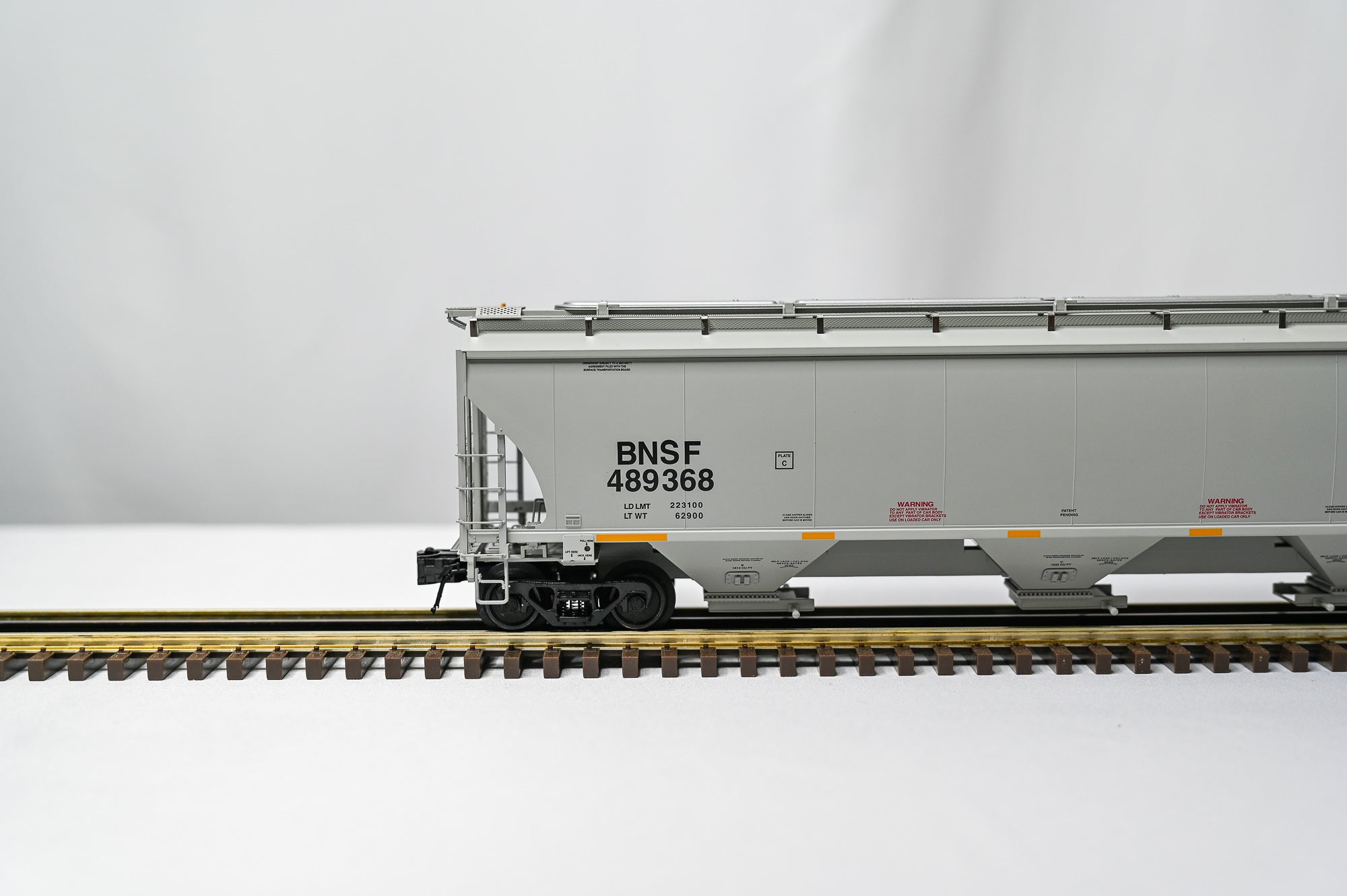 Atlas BNSF Trinity 5161 Covered Hopper Golden Spike Club | O Scale