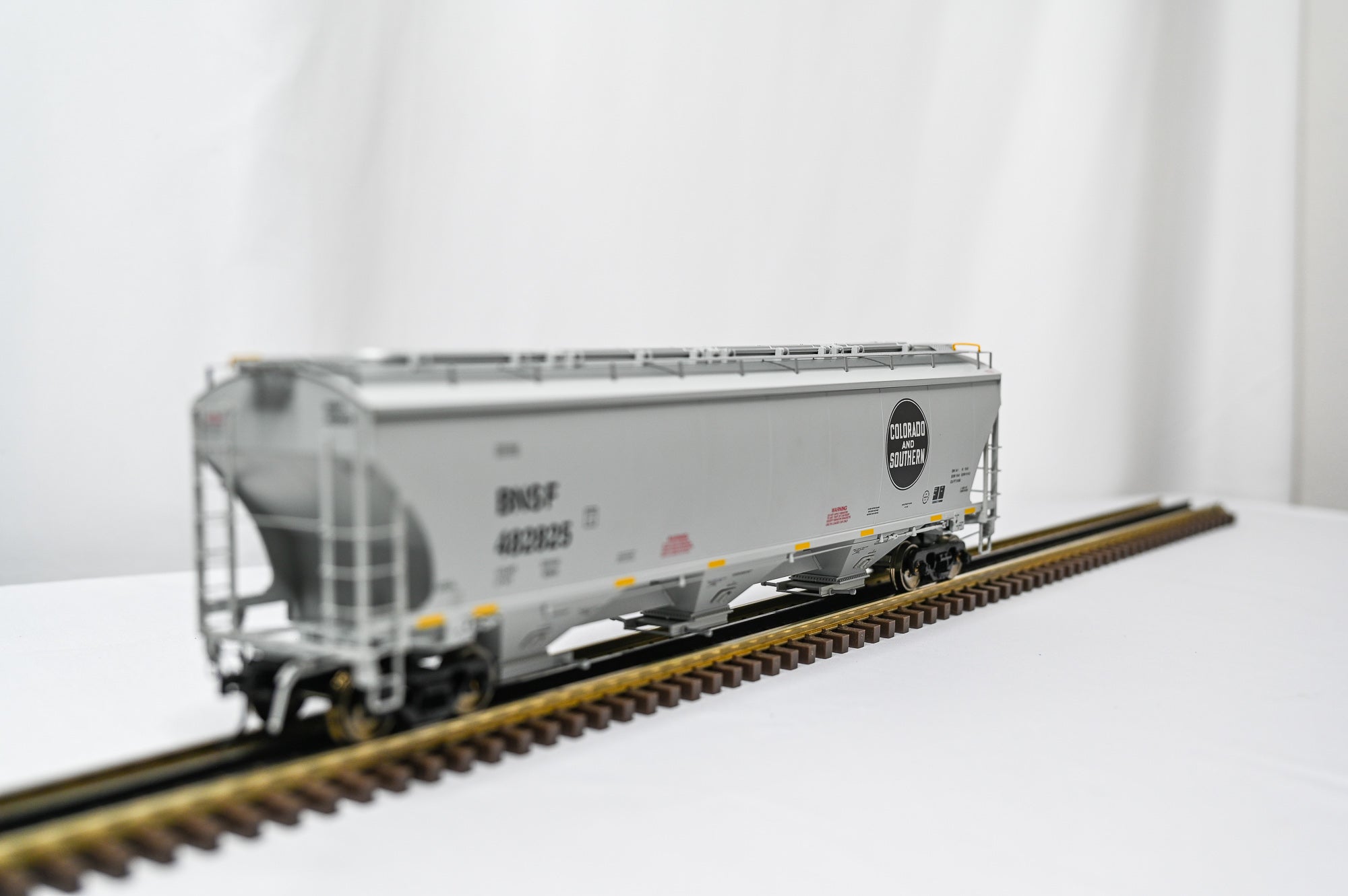 Atlas BNSF Trinity 5161 Covered Hopper Heritage 2 RAIL | O Scale