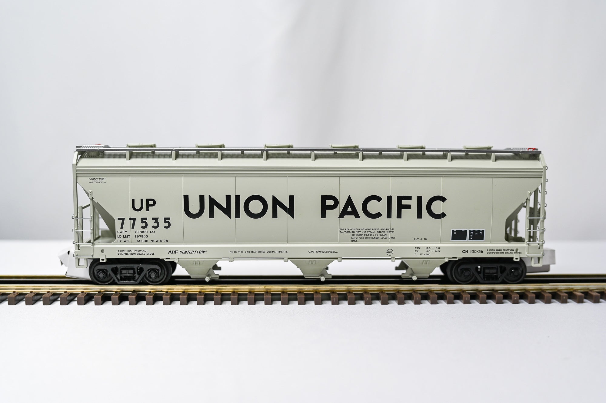 Atlas Union Pacific 3 Bay Centerflow Hopper 77535 | O Scale