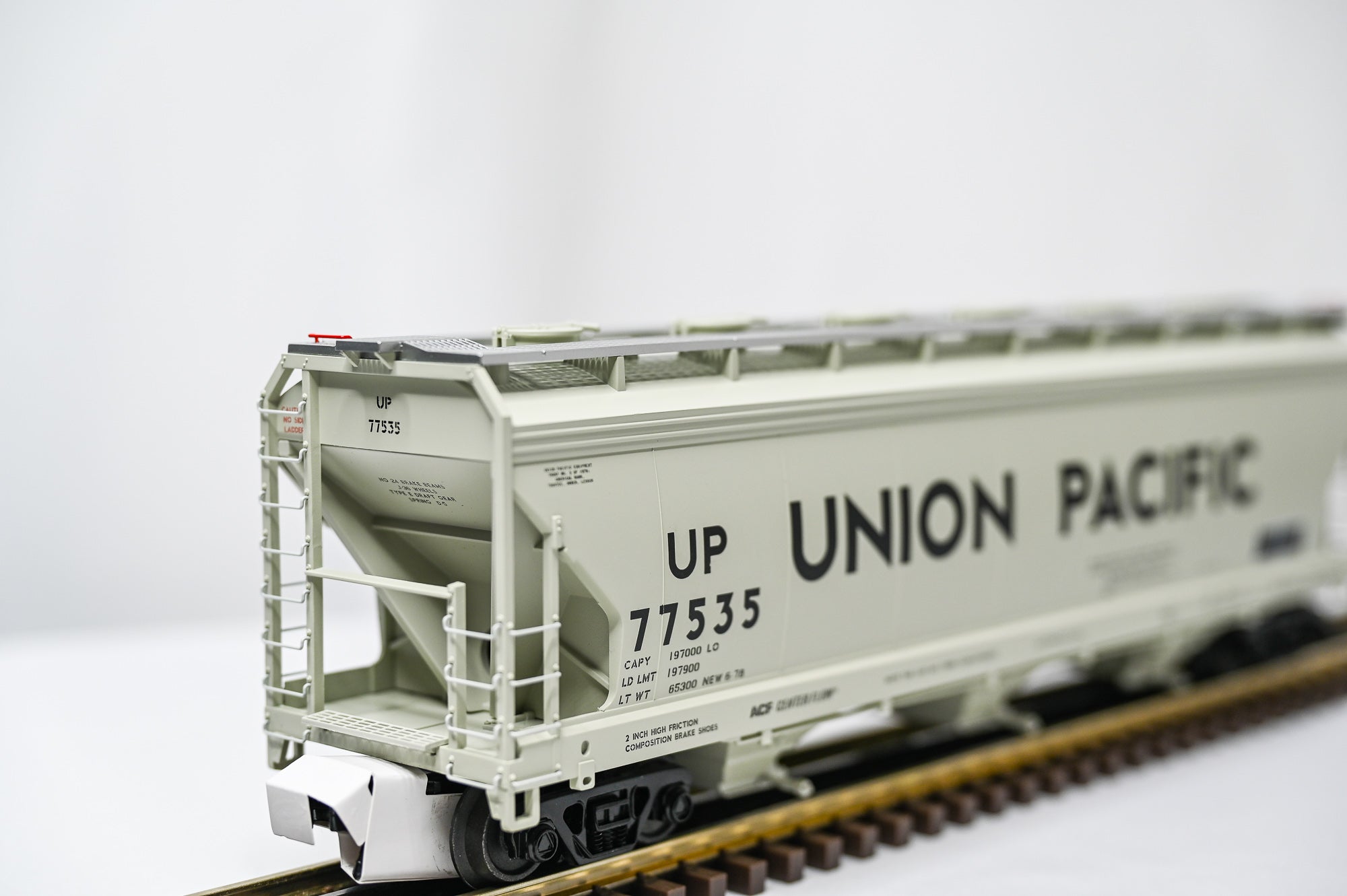 Atlas Union Pacific 3 Bay Centerflow Hopper 77535 | O Scale