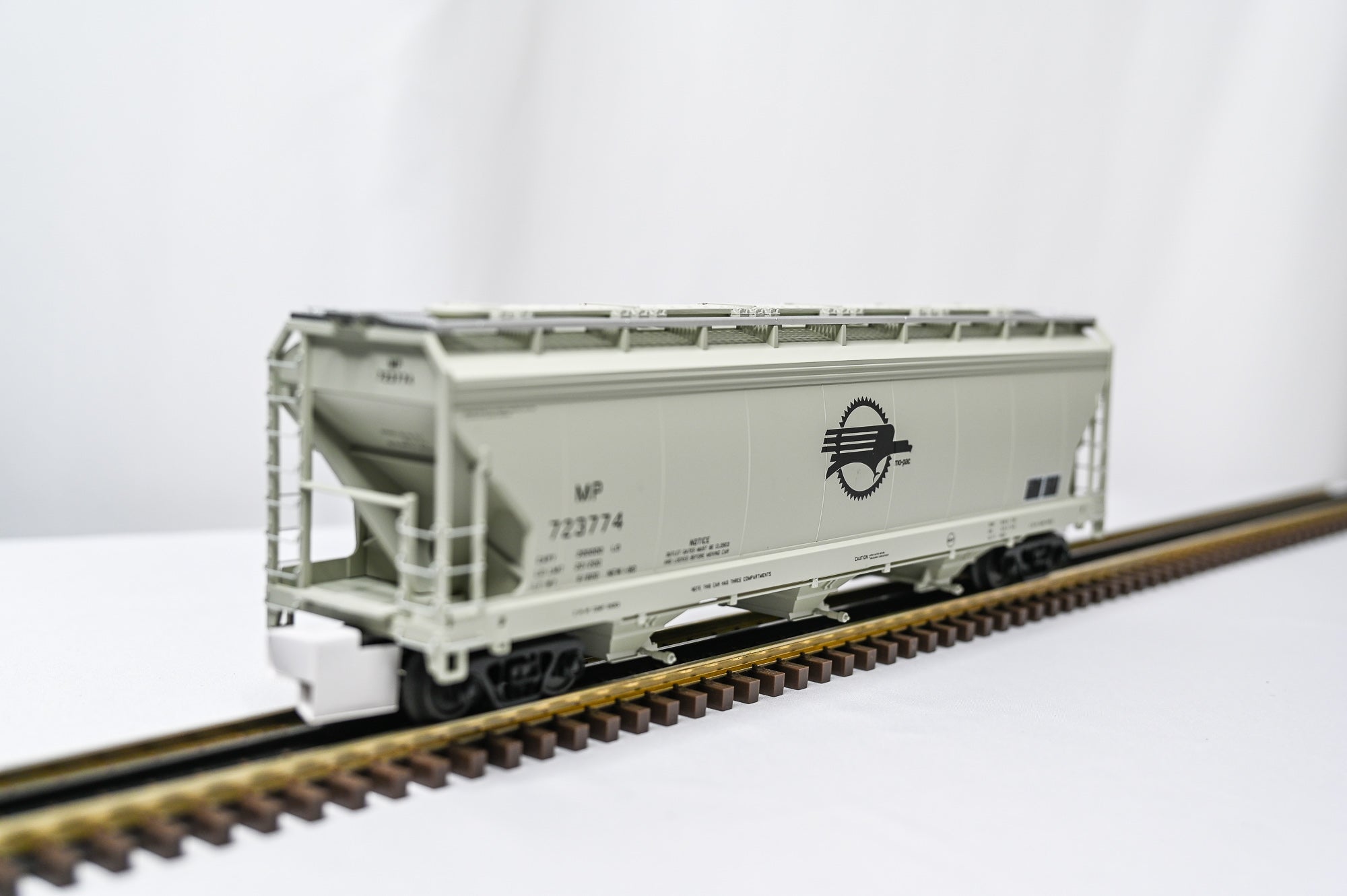 Atlas Missouri Pacific 3 Bay Centerflow Hopper 723774 | O Scale