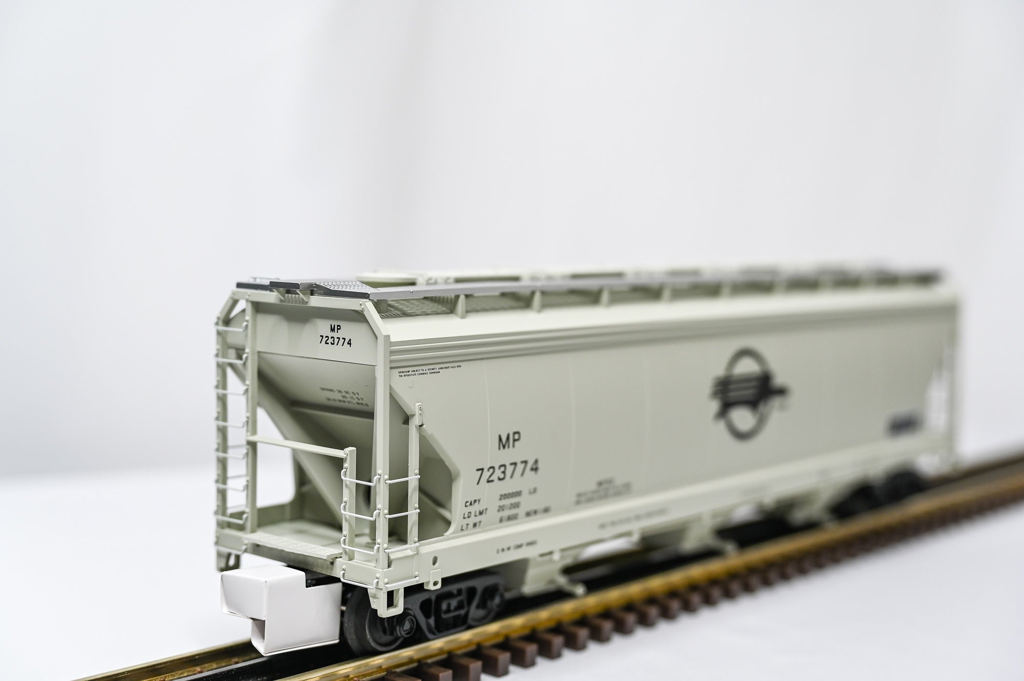 Atlas Missouri Pacific 3 Bay Centerflow Hopper 723774 | O Scale