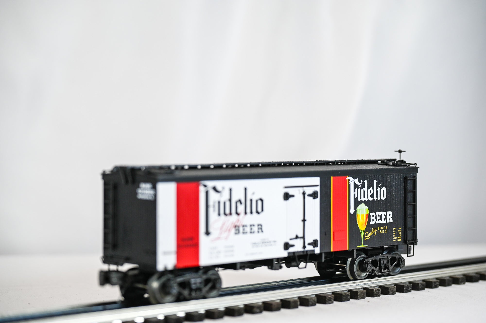 MTH Fidelio Beer 36' NJH Wood Sided Reefer Car | O Scale
