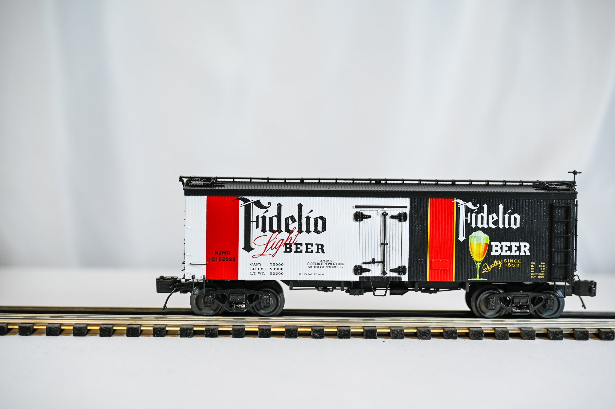 MTH Fidelio Beer 36' NJH Wood Sided Reefer Car | O Scale