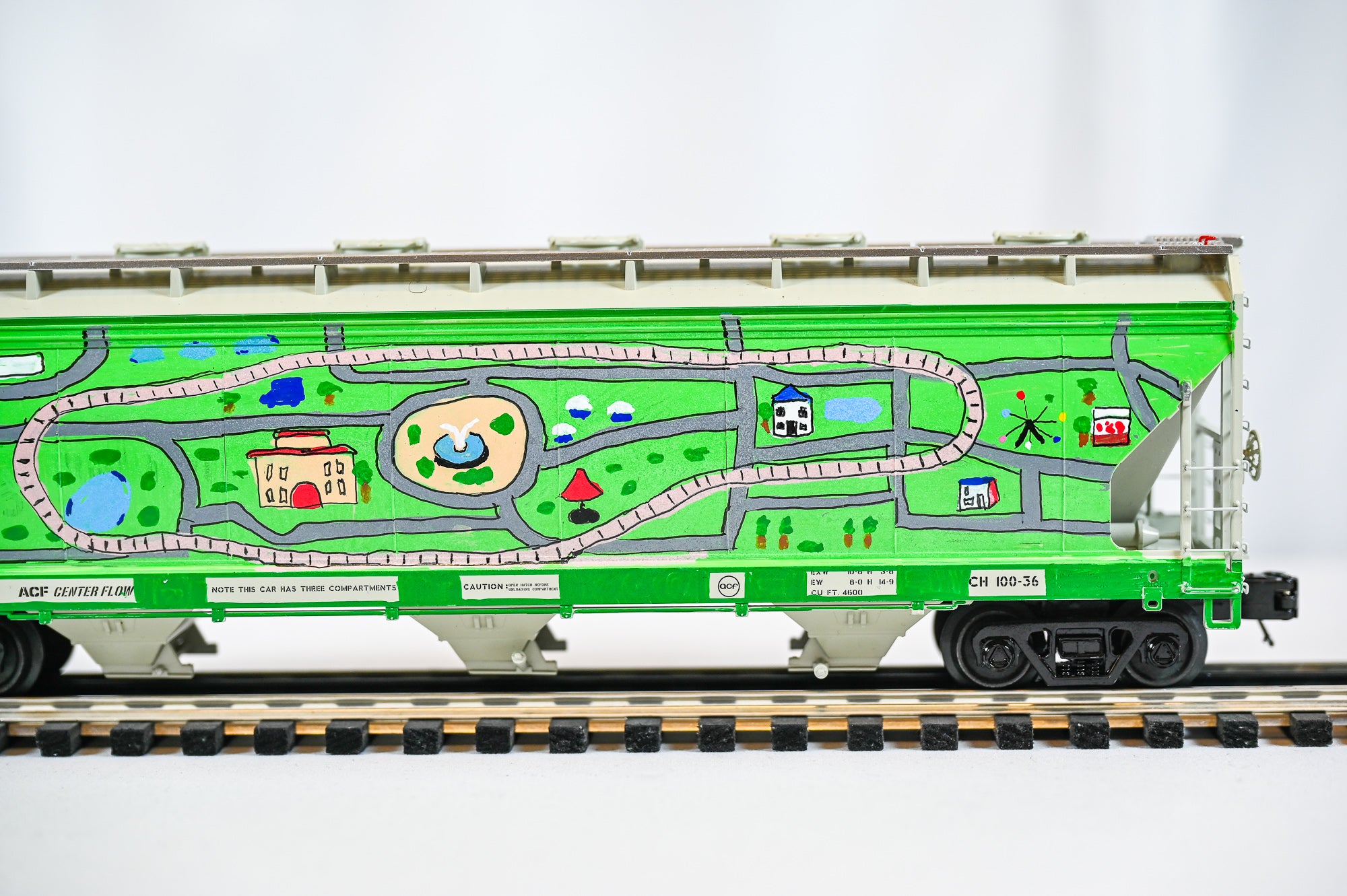 Custom Graffiti Atlas 3-Bay Centerflow Hopper | Kids Carpet | O Scale