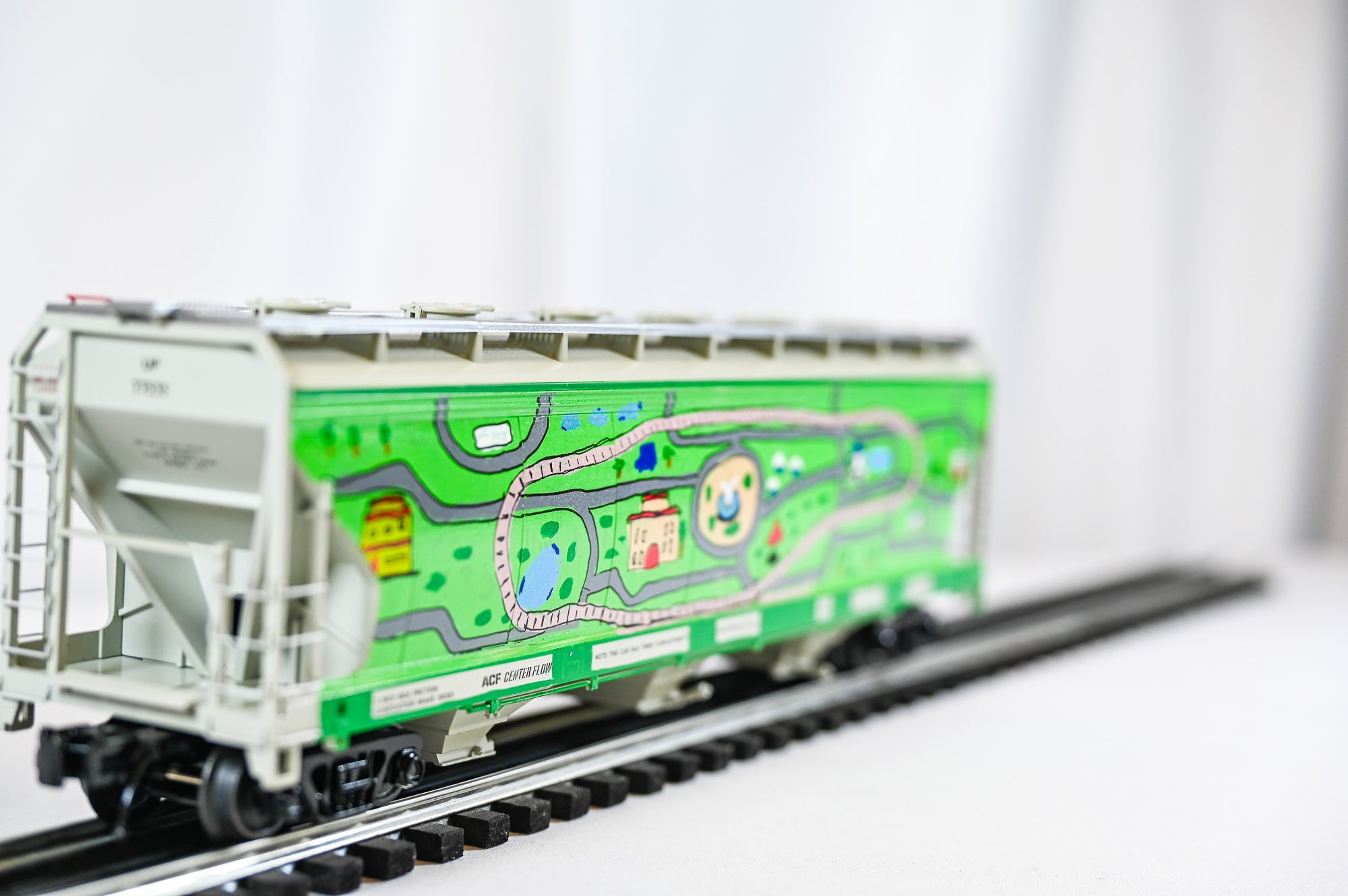 Custom Graffiti Atlas 3-Bay Centerflow Hopper | Kids Carpet | O Scale