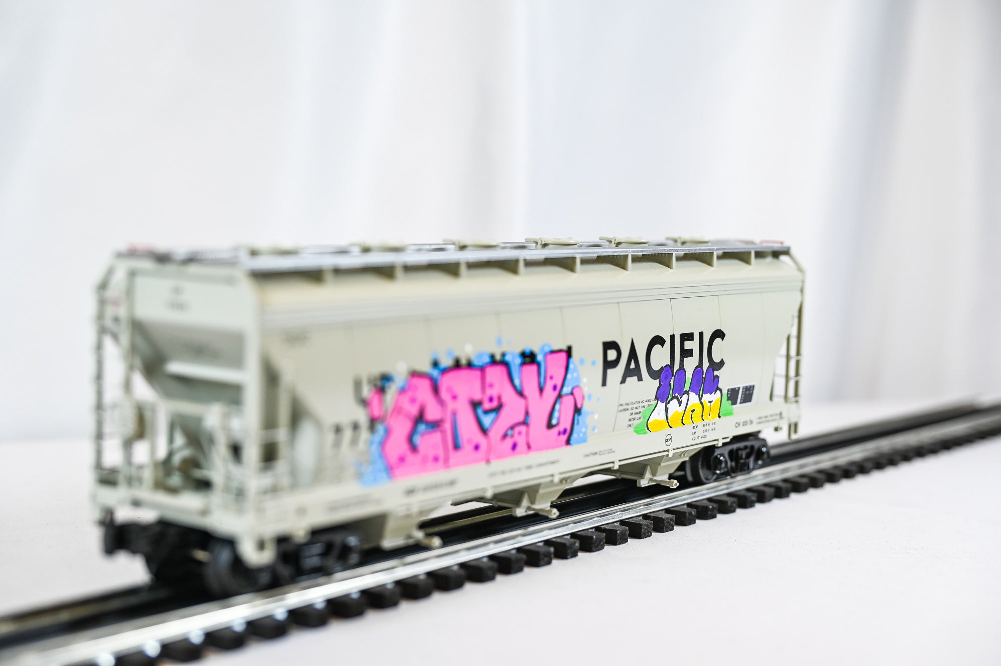 Custom Graffiti Atlas 3-Bay Centerflow Hopper | Kids Carpet | O Scale