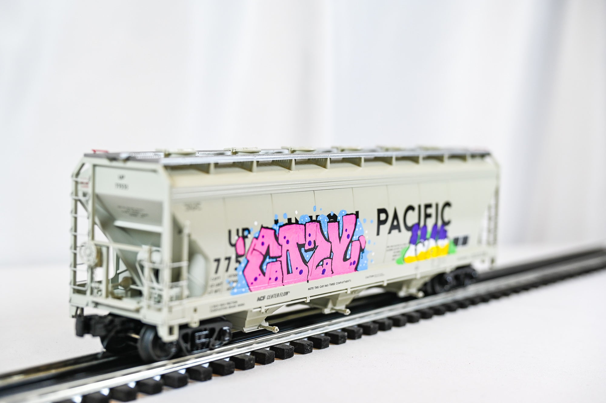 Custom Graffiti Atlas 3-Bay Centerflow Hopper | Kids Carpet | O Scale
