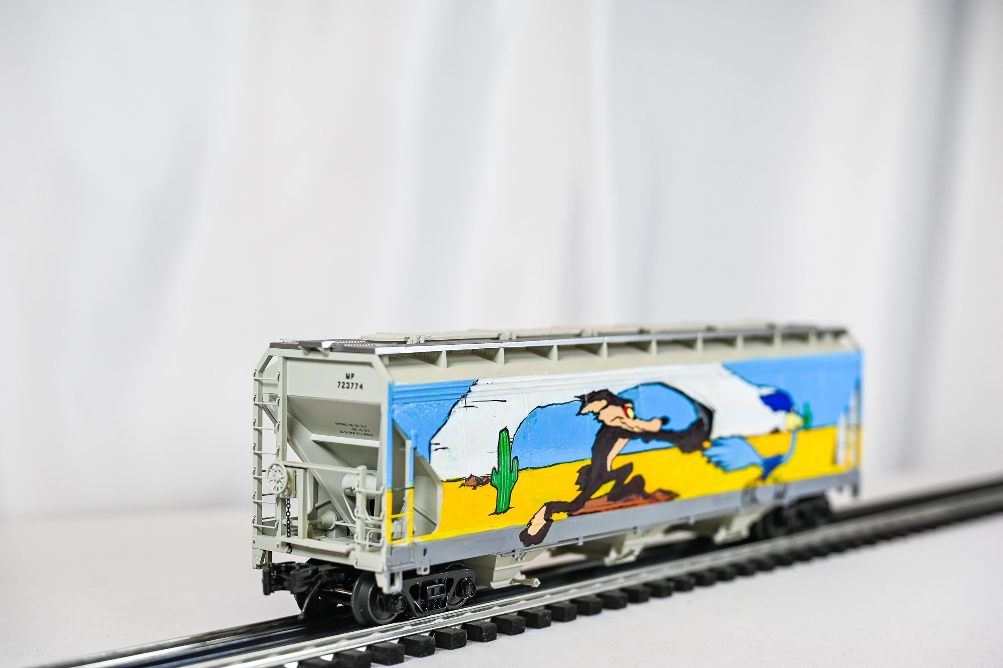 Custom Graffiti Atlas 3-Bay Centerflow Hopper | Road Runner | O Scale