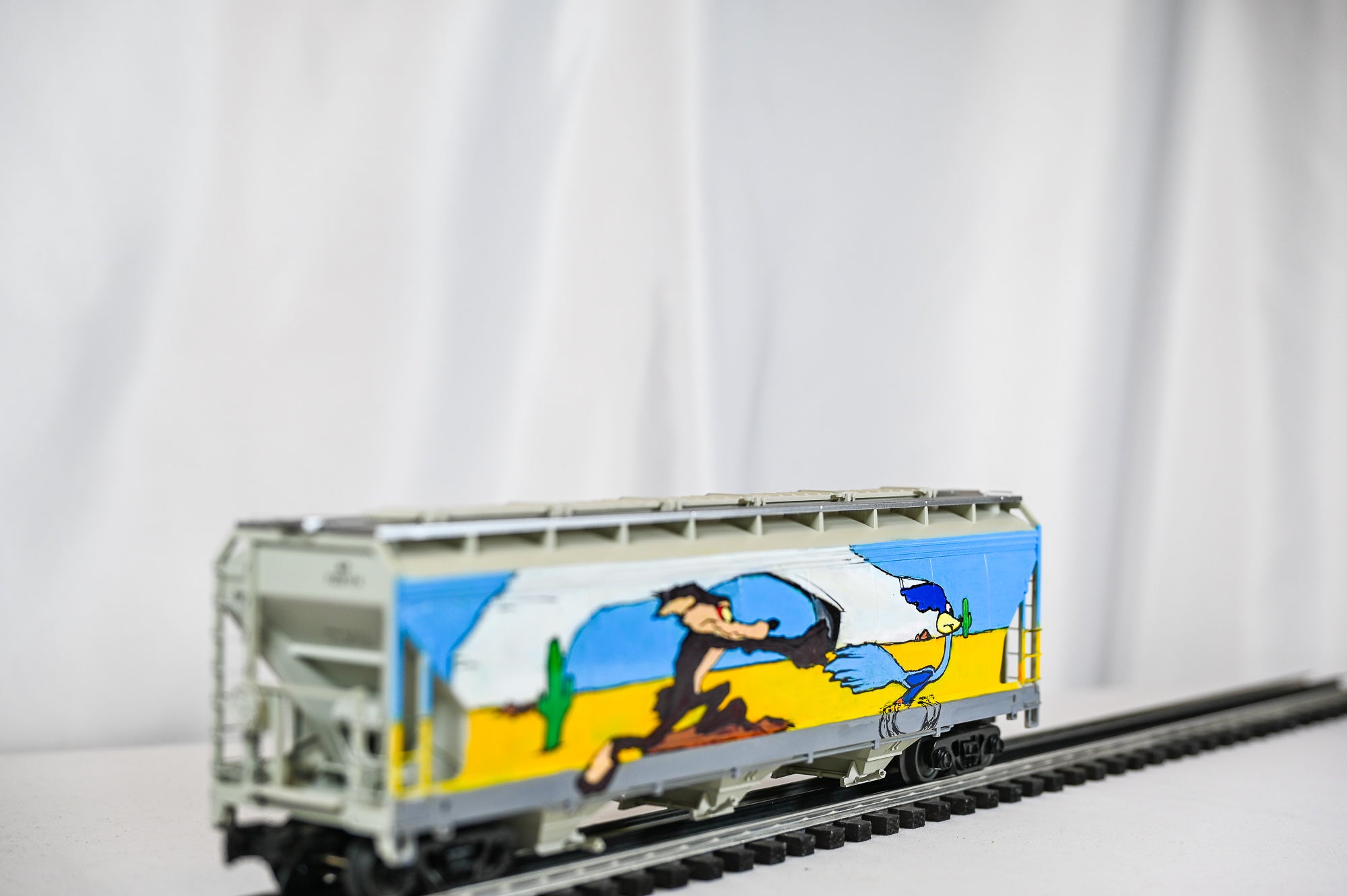 Custom Graffiti Atlas 3-Bay Centerflow Hopper | Road Runner | O Scale