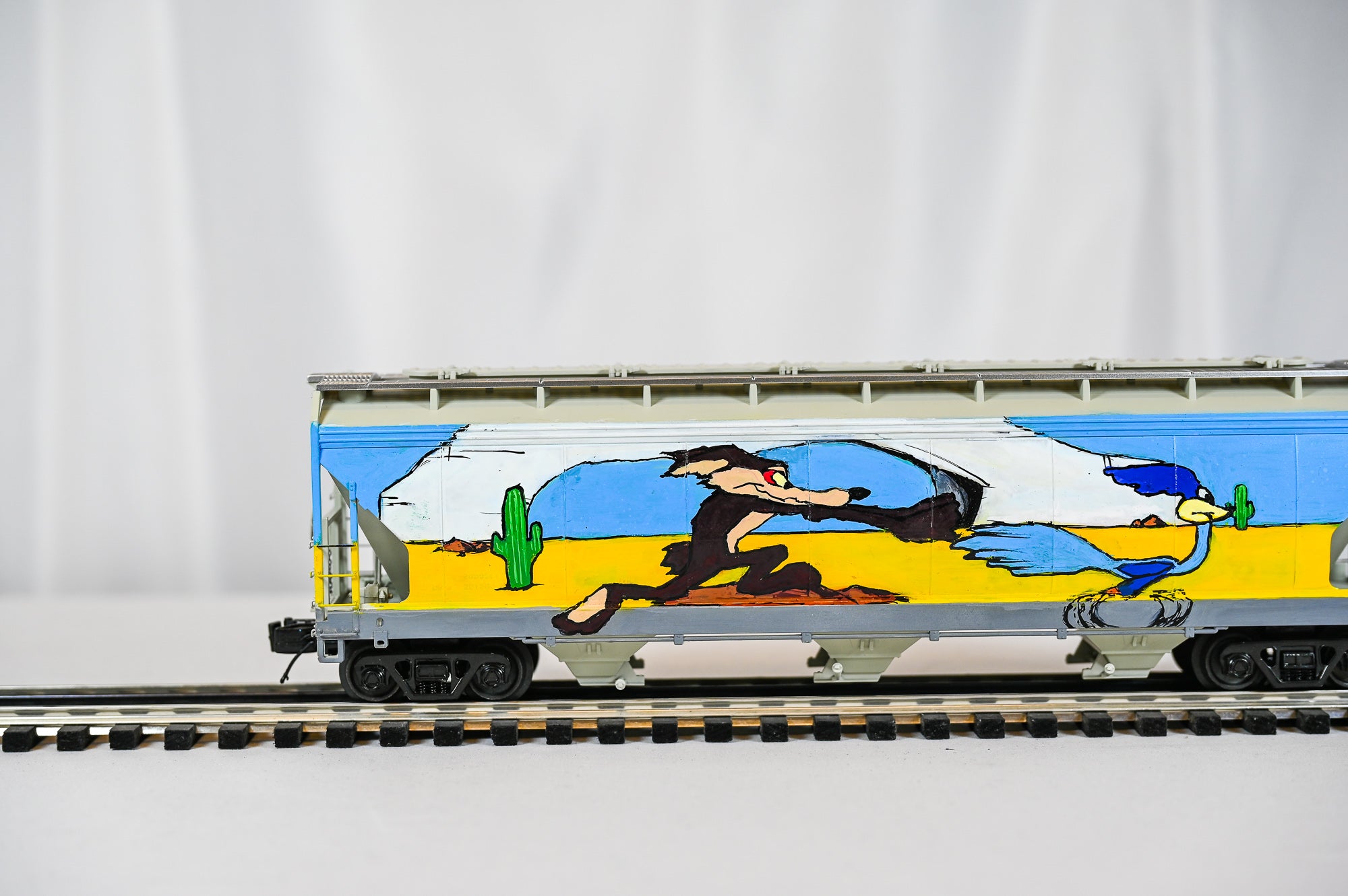 Custom Graffiti Atlas 3-Bay Centerflow Hopper | Road Runner | O Scale