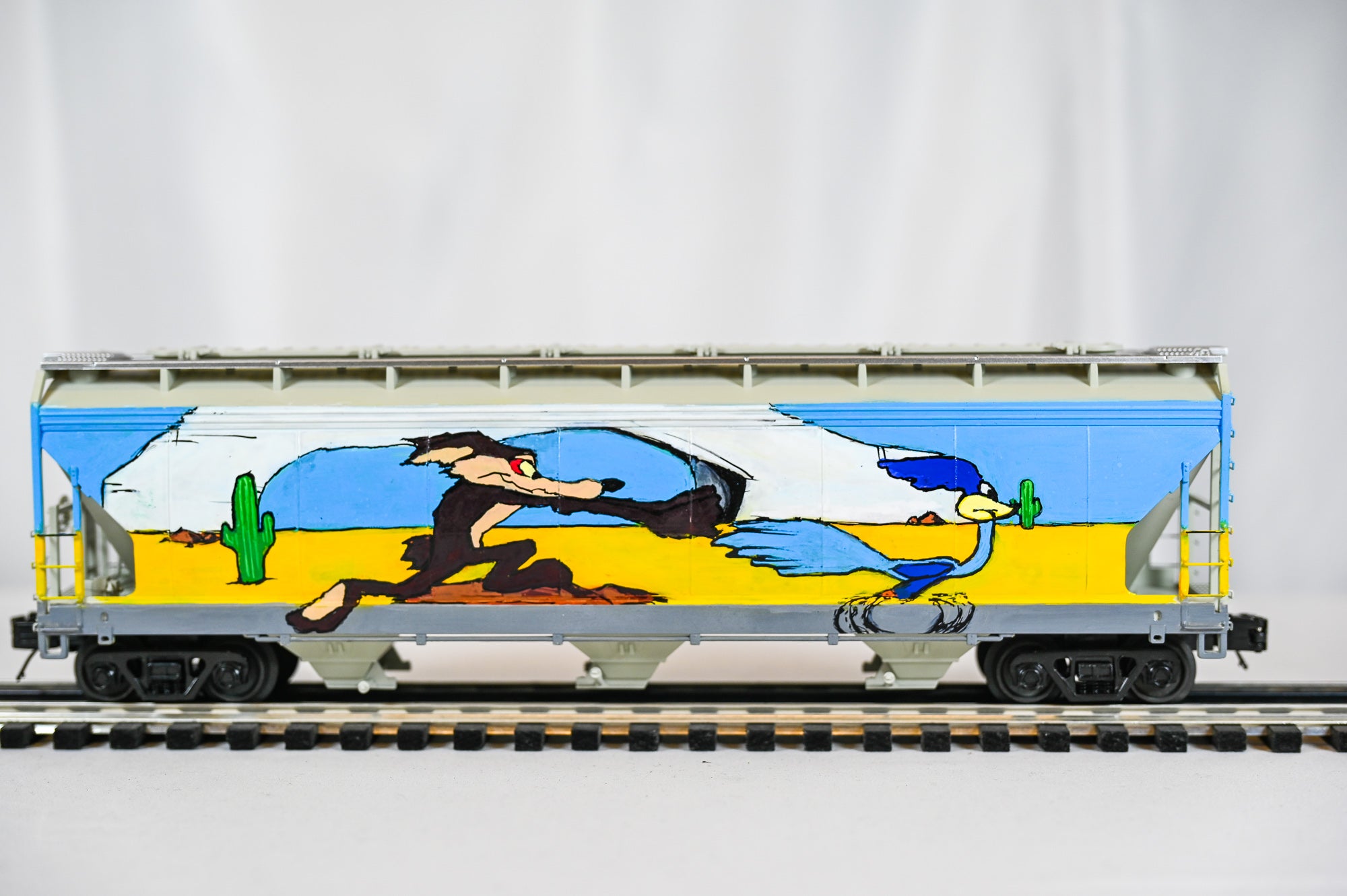 Custom Graffiti Atlas 3-Bay Centerflow Hopper | Road Runner | O Scale