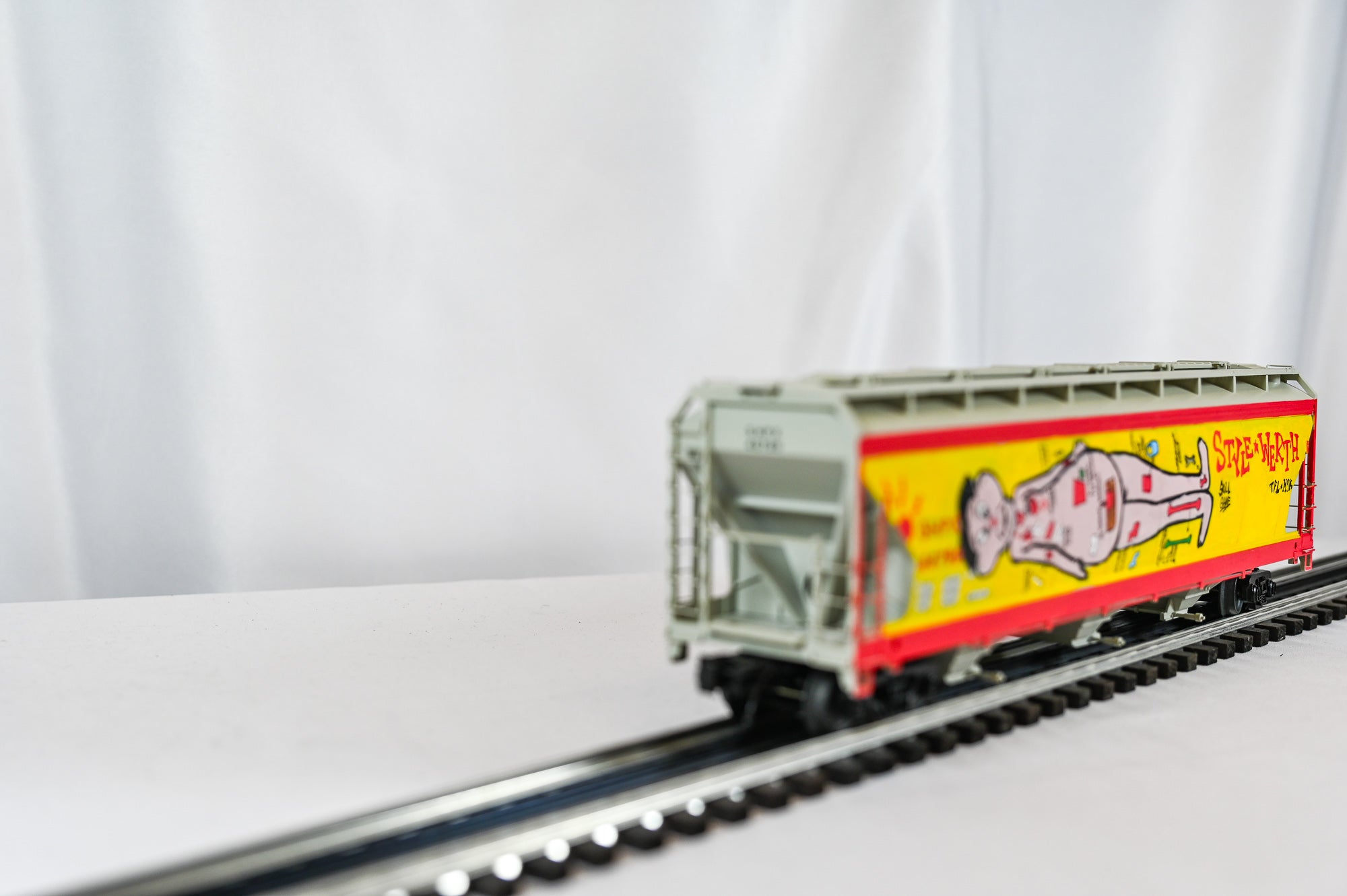 Custom Graffiti Atlas 3-Bay Centerflow Hopper | Operation | O Scale