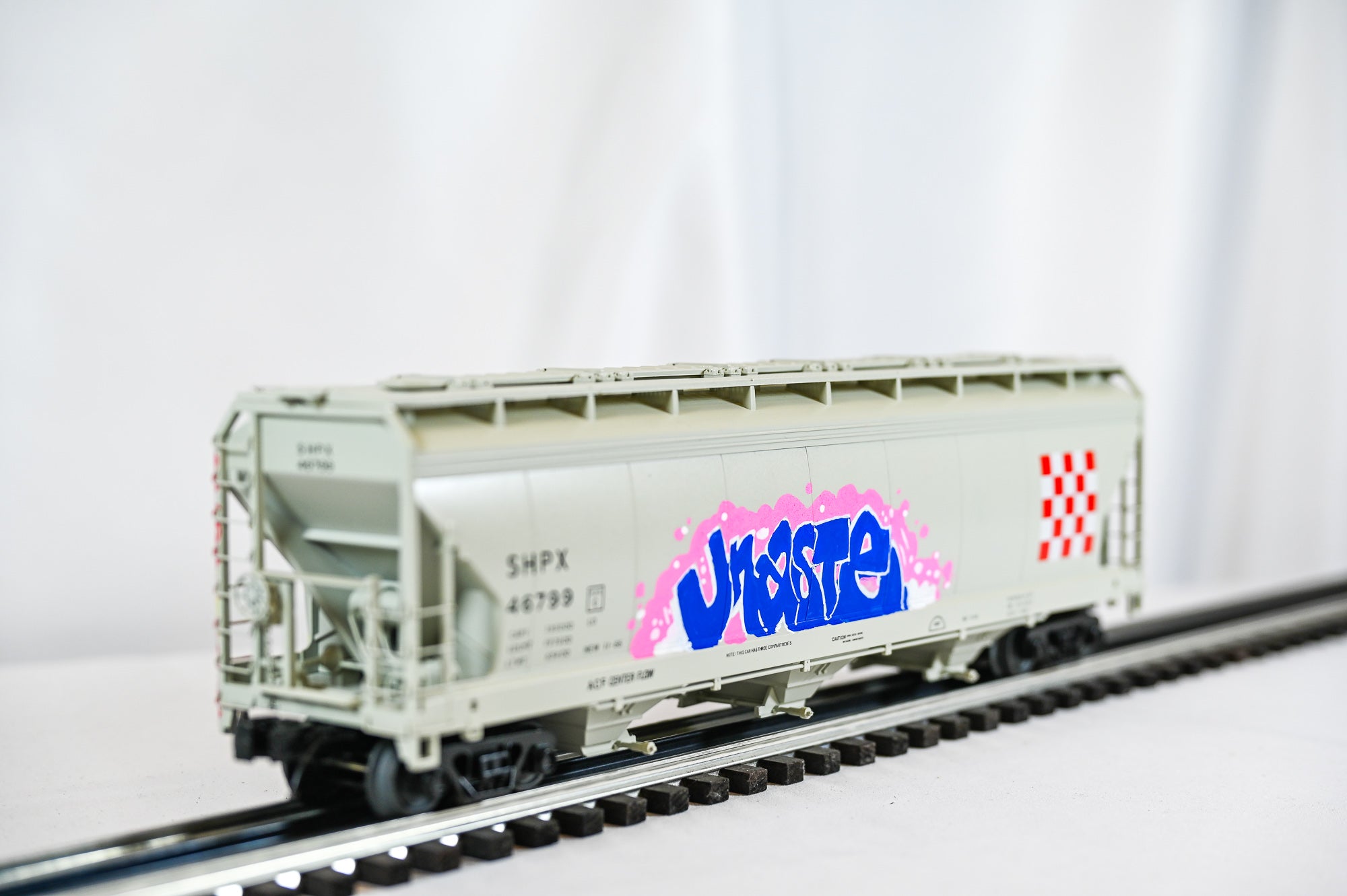Custom Graffiti Atlas 3-Bay Centerflow Hopper | Operation | O Scale