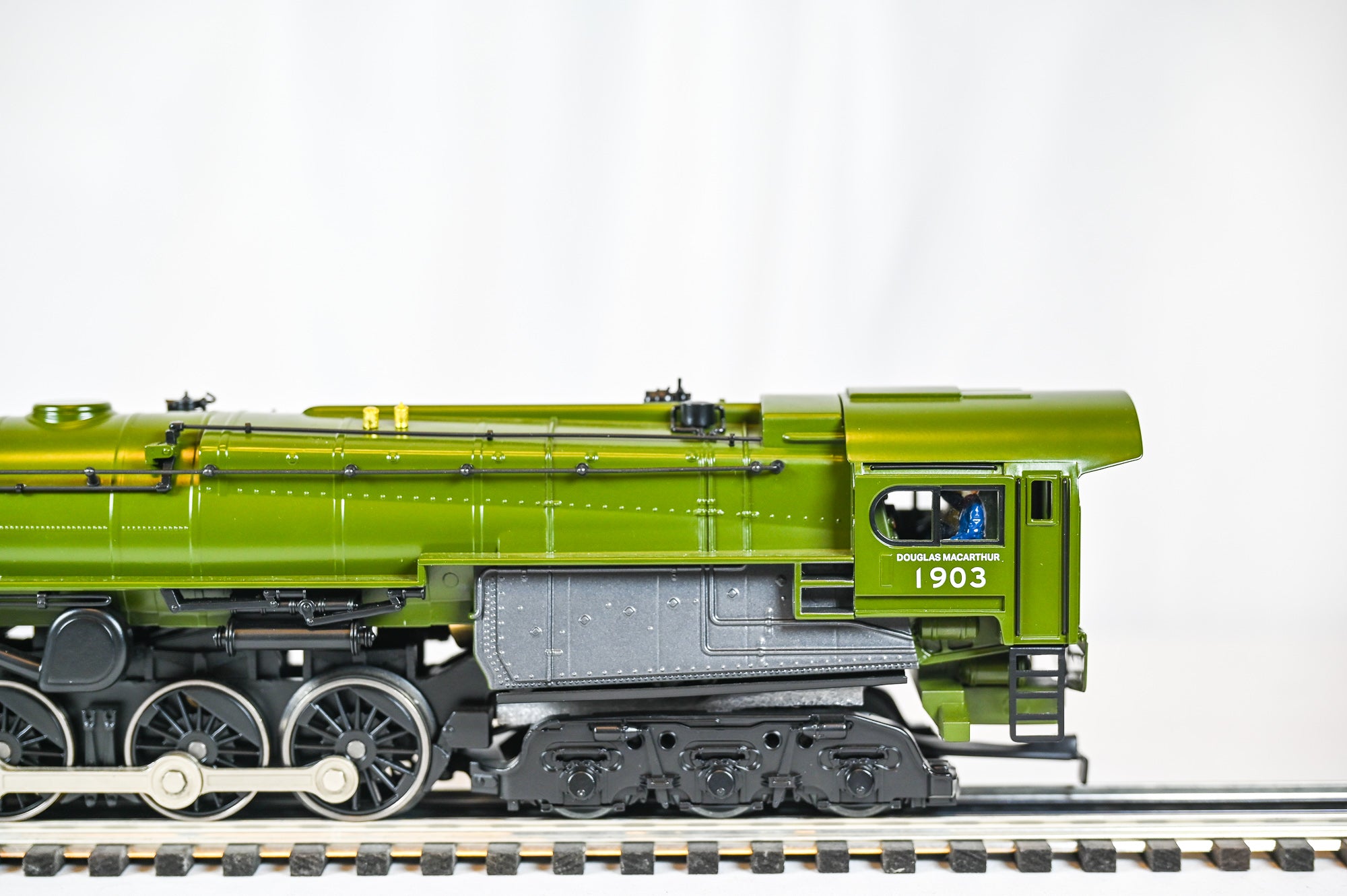 Lionel USATC S2 Turbine “MacArthur” #1903 Passenger Train Set w/ 6 Cars| O Scale