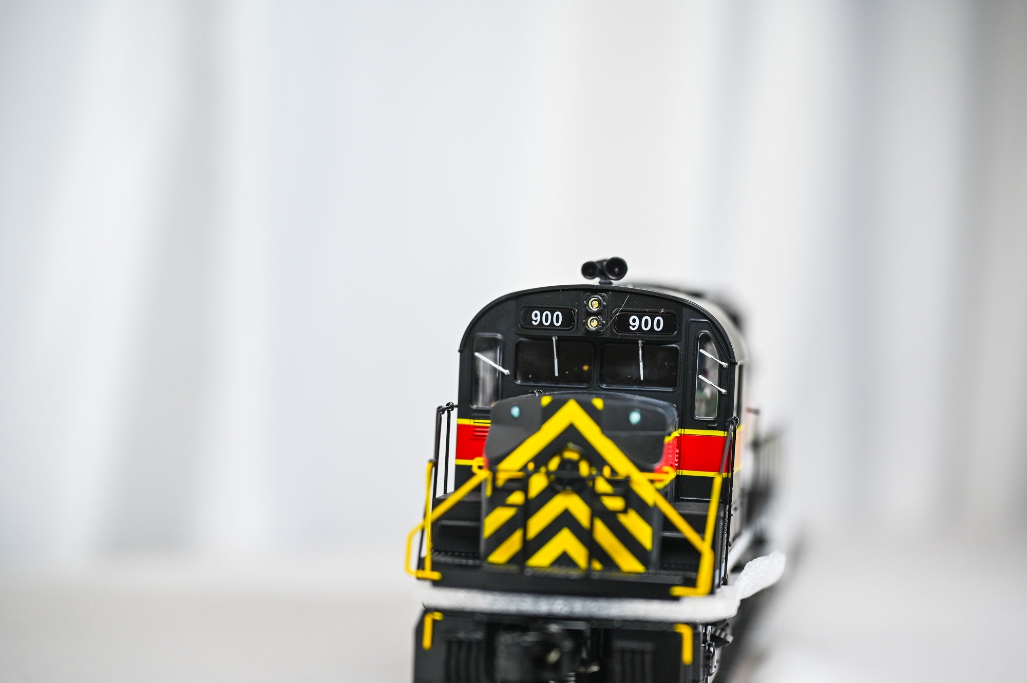 MTH Iowa Interstate RS-11 Low Hood Diesel #900 w/ Proto-Sound 3.0 | O Scale