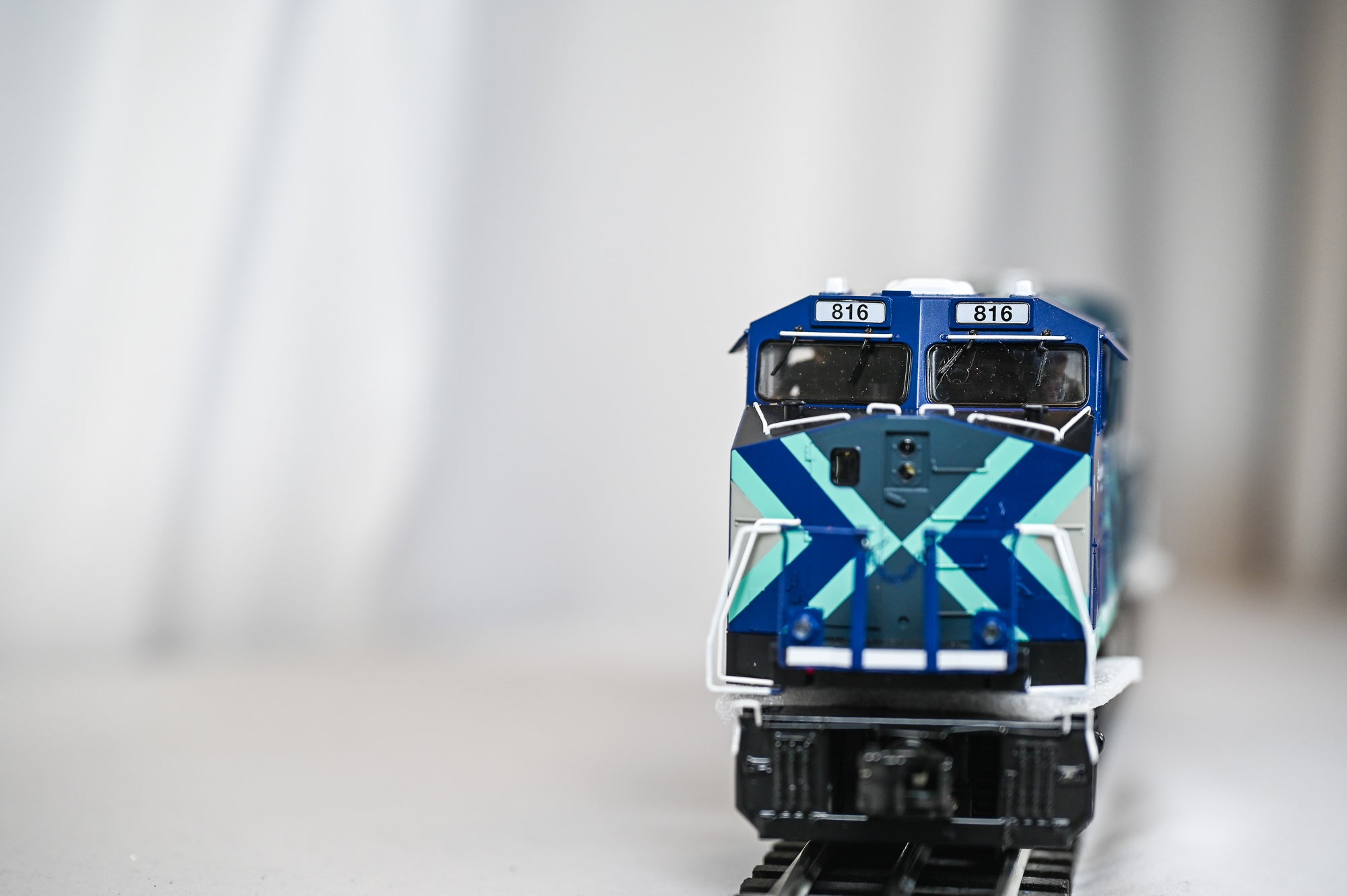 MTH Florida East Coast ES44AC Diesel Locomotive #816 w/ ProtoSound 3.0 | RailKing | O Scale