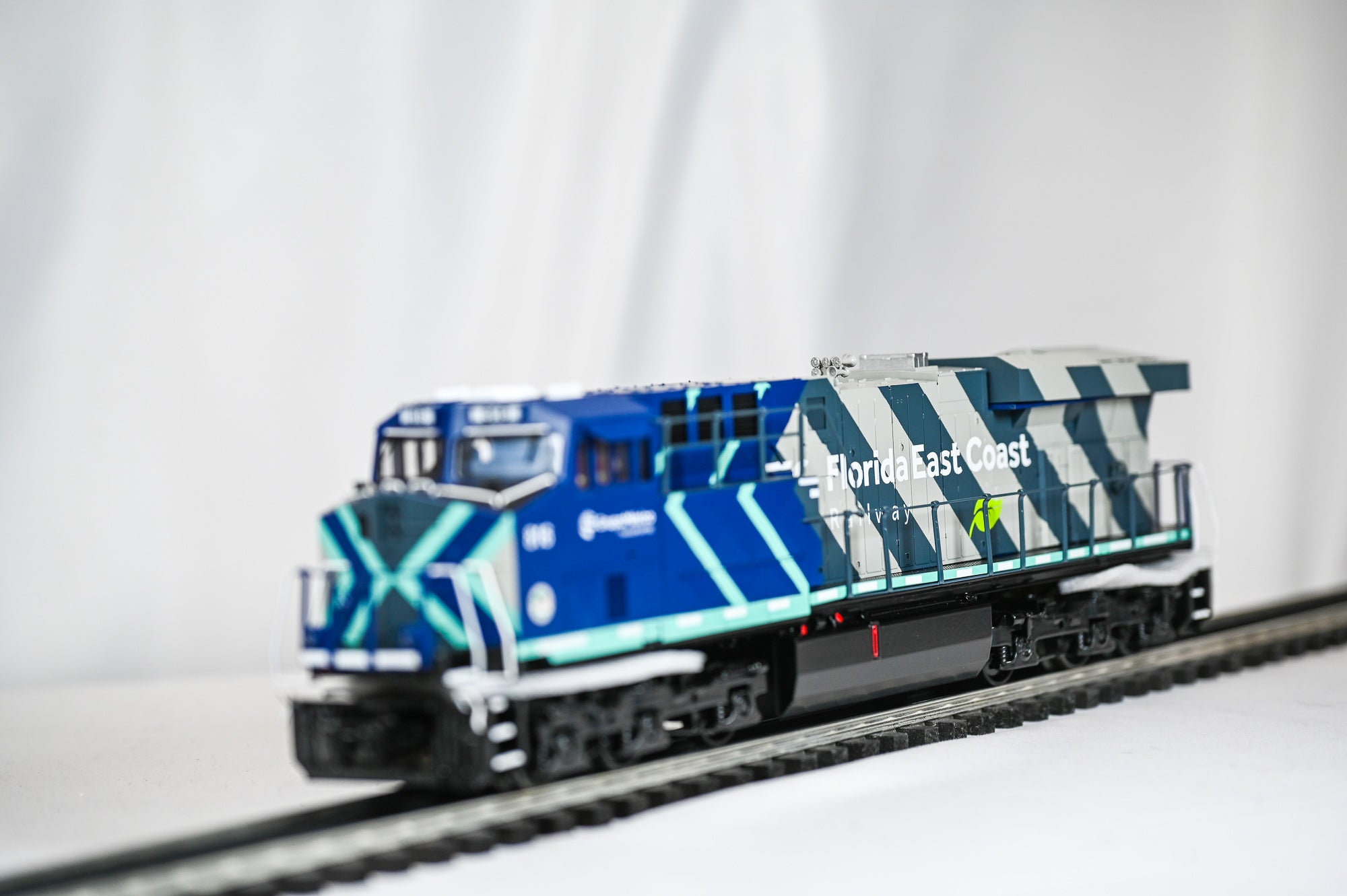 MTH Florida East Coast ES44AC Diesel Locomotive #816 w/ ProtoSound 3.0 | RailKing | O Scale