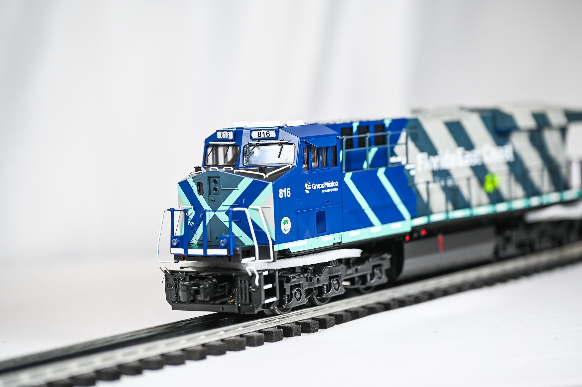 MTH Florida East Coast ES44AC Diesel Locomotive #816 w/ ProtoSound 3.0 | RailKing | O Scale