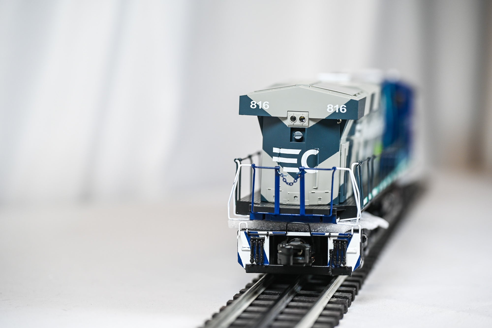 MTH Florida East Coast ES44AC Diesel Locomotive #816 w/ ProtoSound 3.0 | RailKing | O Scale