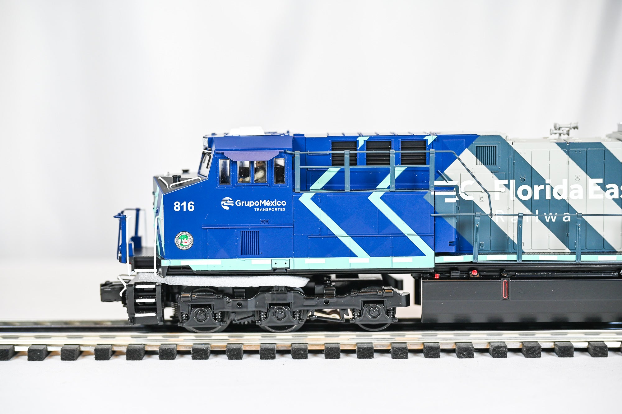 MTH Florida East Coast ES44AC Diesel Locomotive #816 w/ ProtoSound 3.0 | RailKing | O Scale