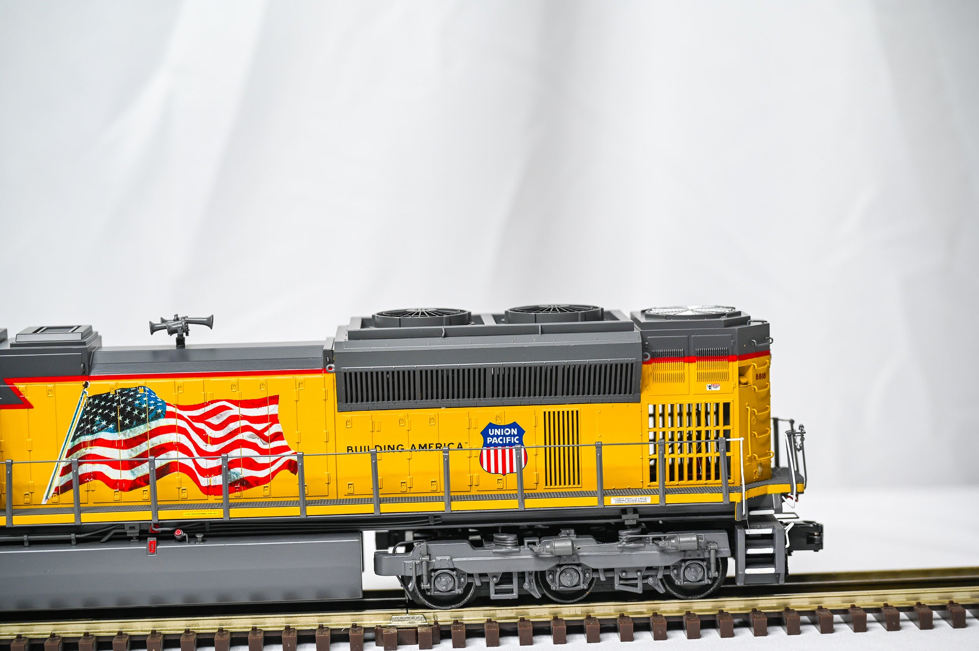 Atlas Union Pacific SD70ACe #8818 w/ PTC + 60’ Hi-Cube Berwick Boxcar Bundle | O Scale