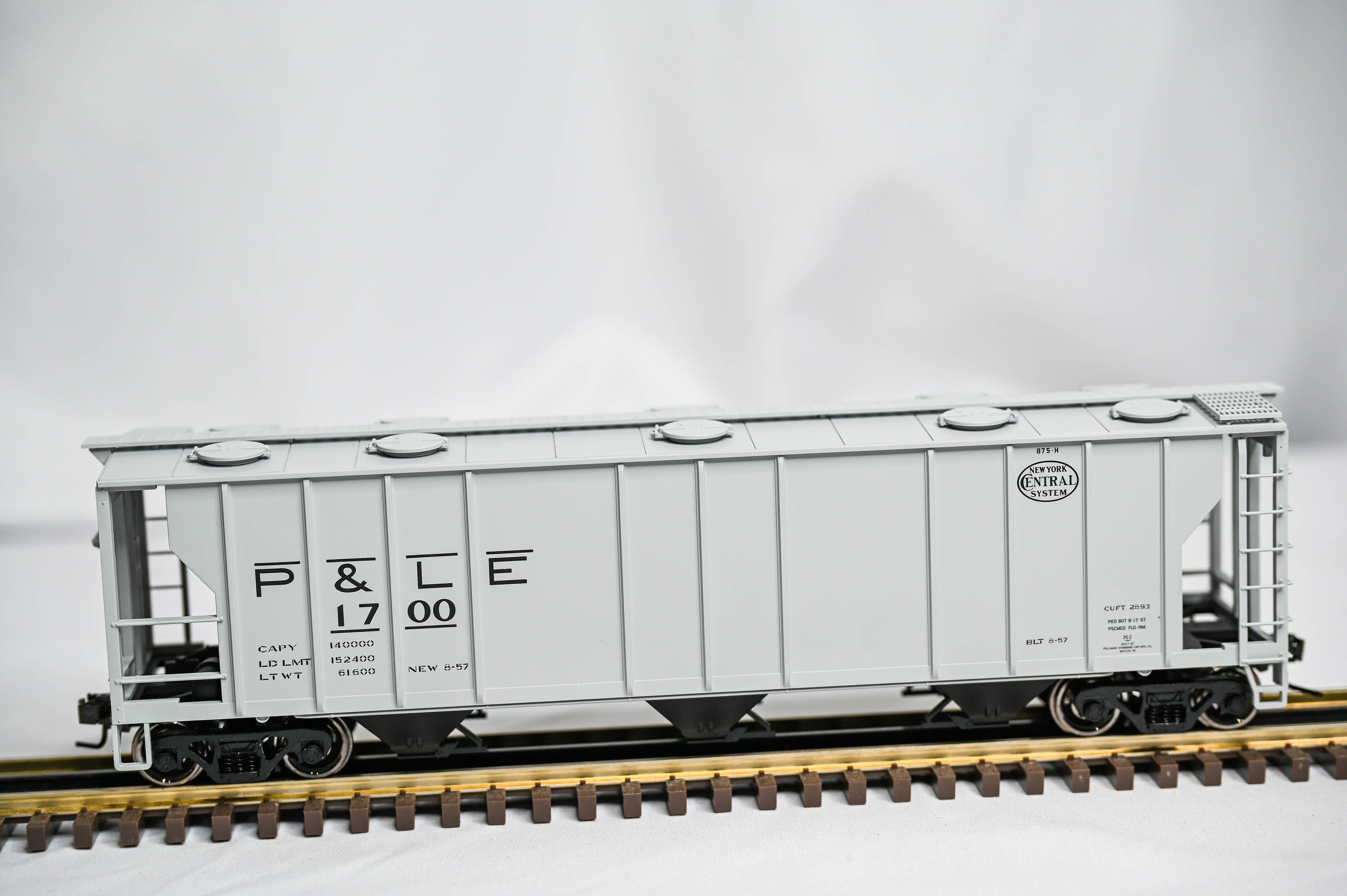 Atlas O Trainman PS-2 3-Bay Hopper Pittsburgh & Lake Erie #1700 | 2-Rail | O Scale