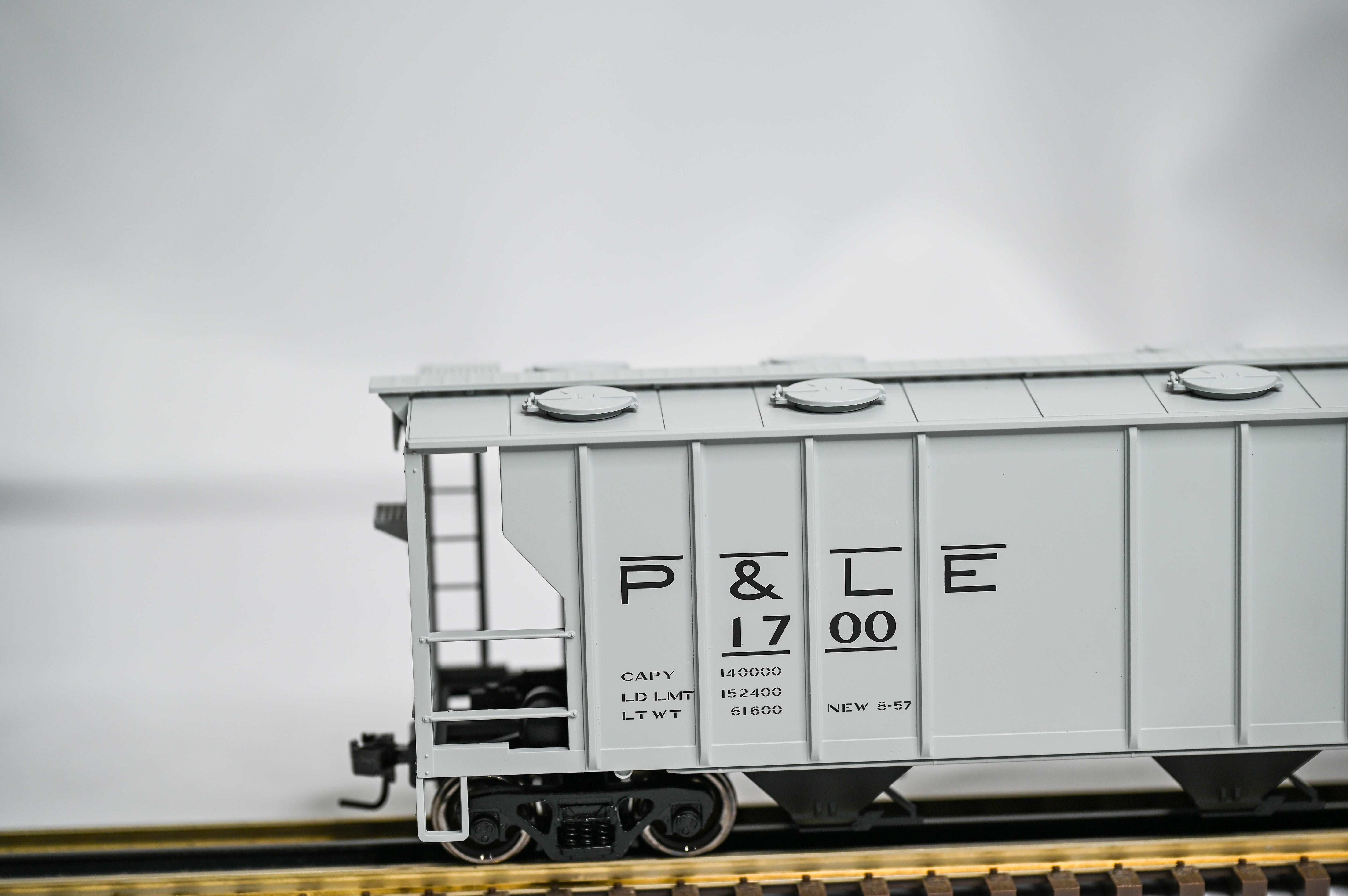 Atlas O Trainman PS-2 3-Bay Hopper Pittsburgh & Lake Erie #1700 | 2-Rail | O Scale