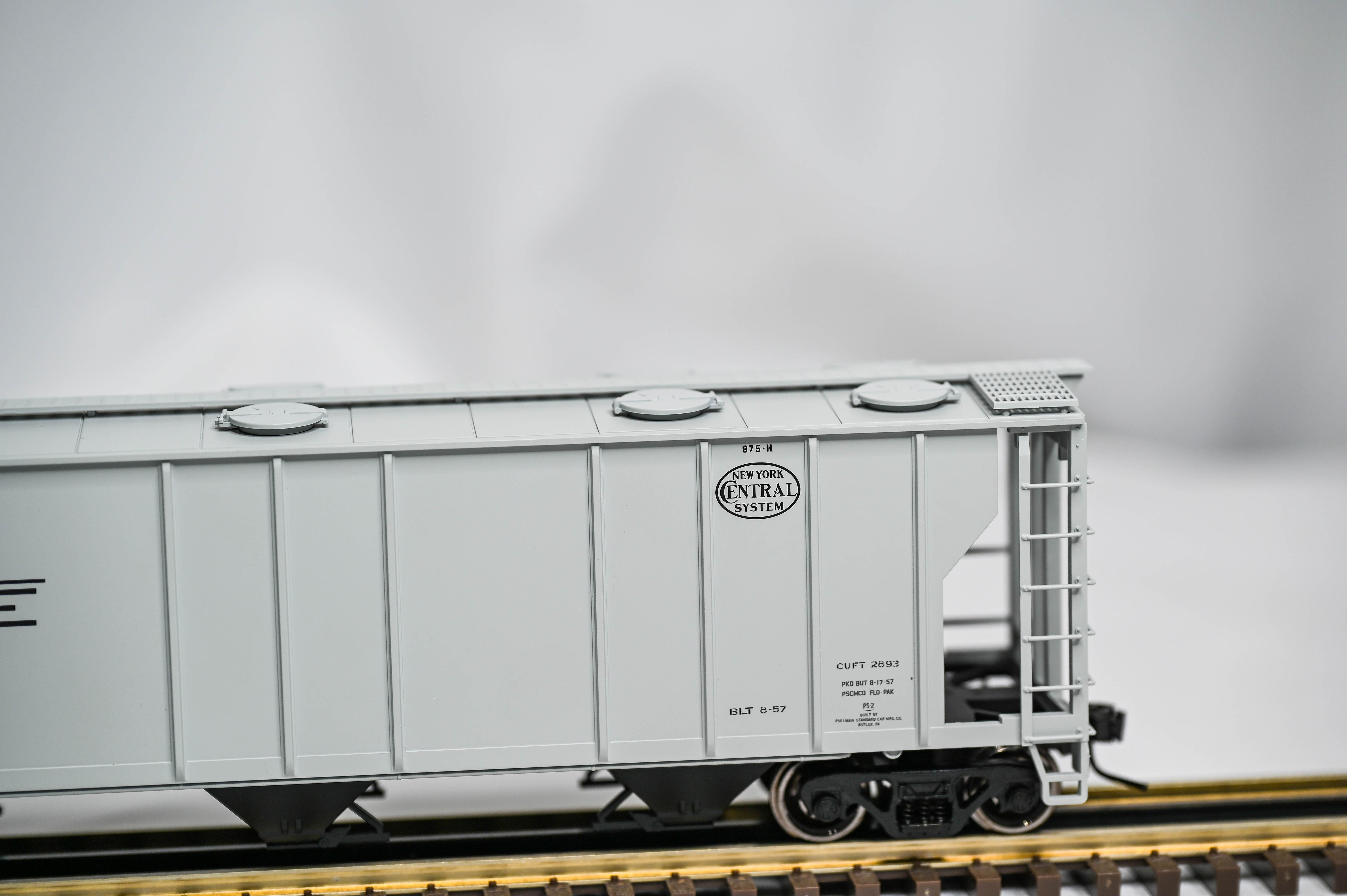 Atlas O Trainman PS-2 3-Bay Hopper Pittsburgh & Lake Erie #1700 | 2-Rail | O Scale