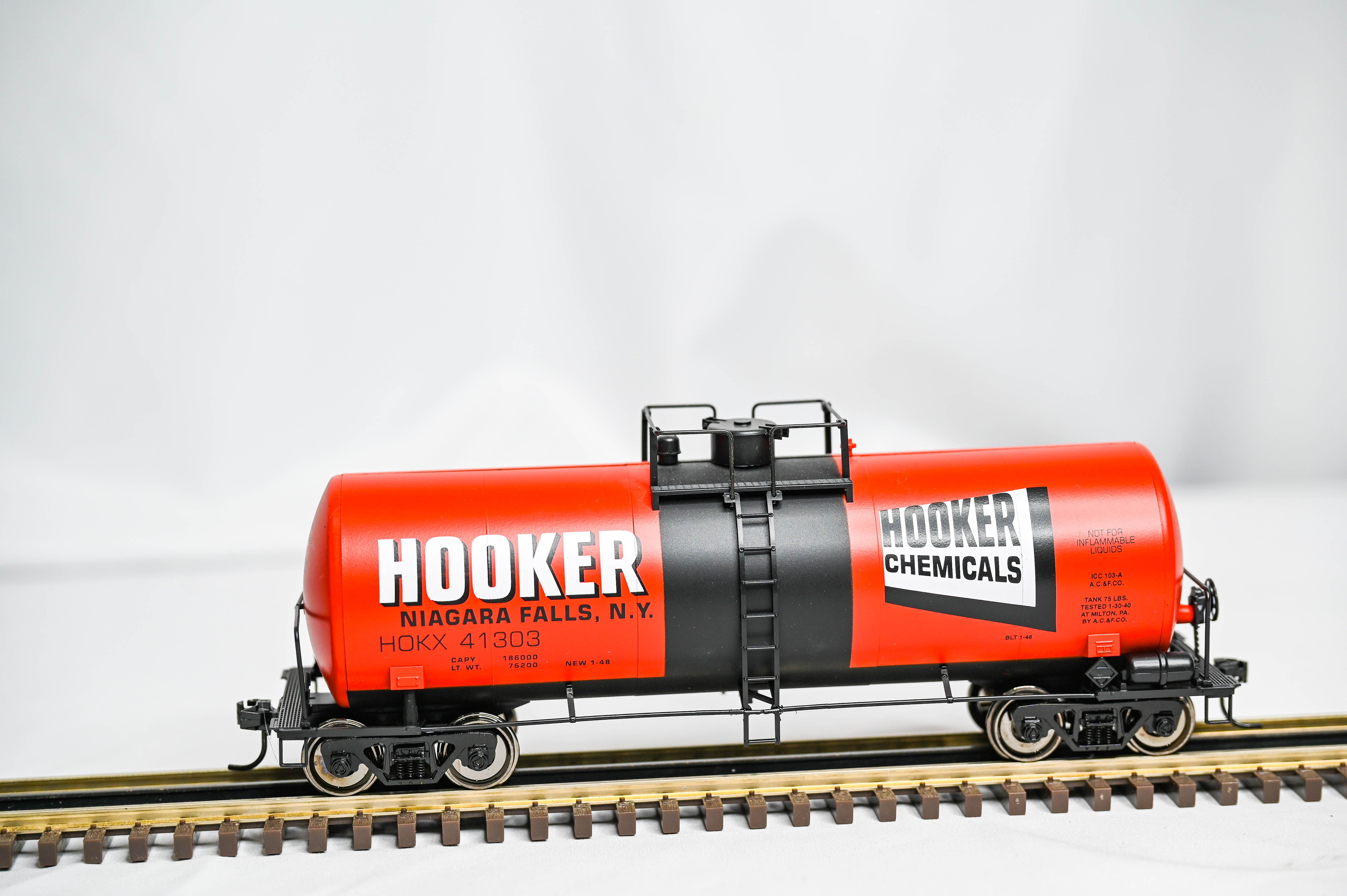 Weaver Hooker Chemicals 40' Tank Car #41307 | 2-Rail | O Scale