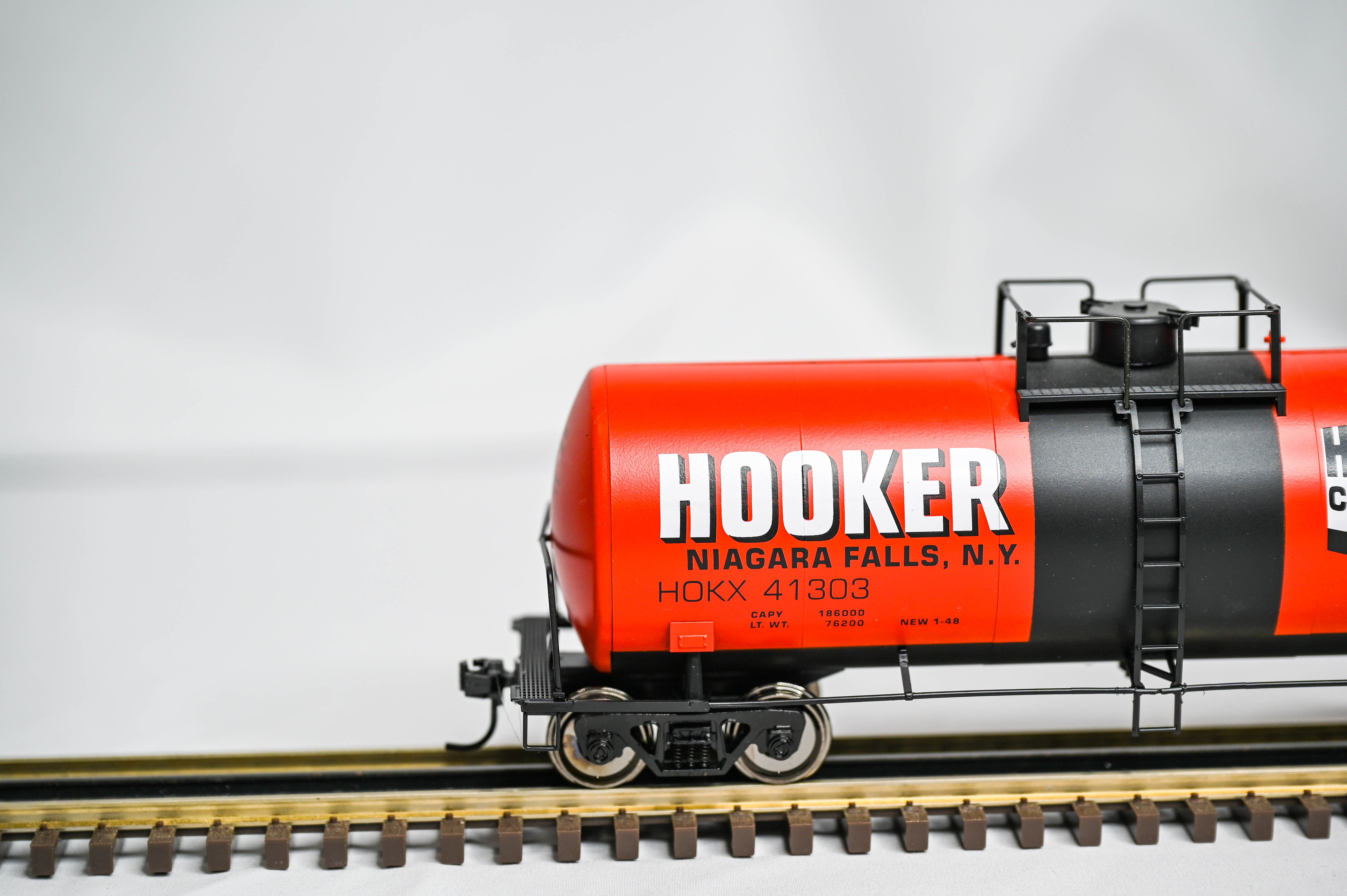 Weaver Hooker Chemicals 40' Tank Car #41307 | 2-Rail | O Scale