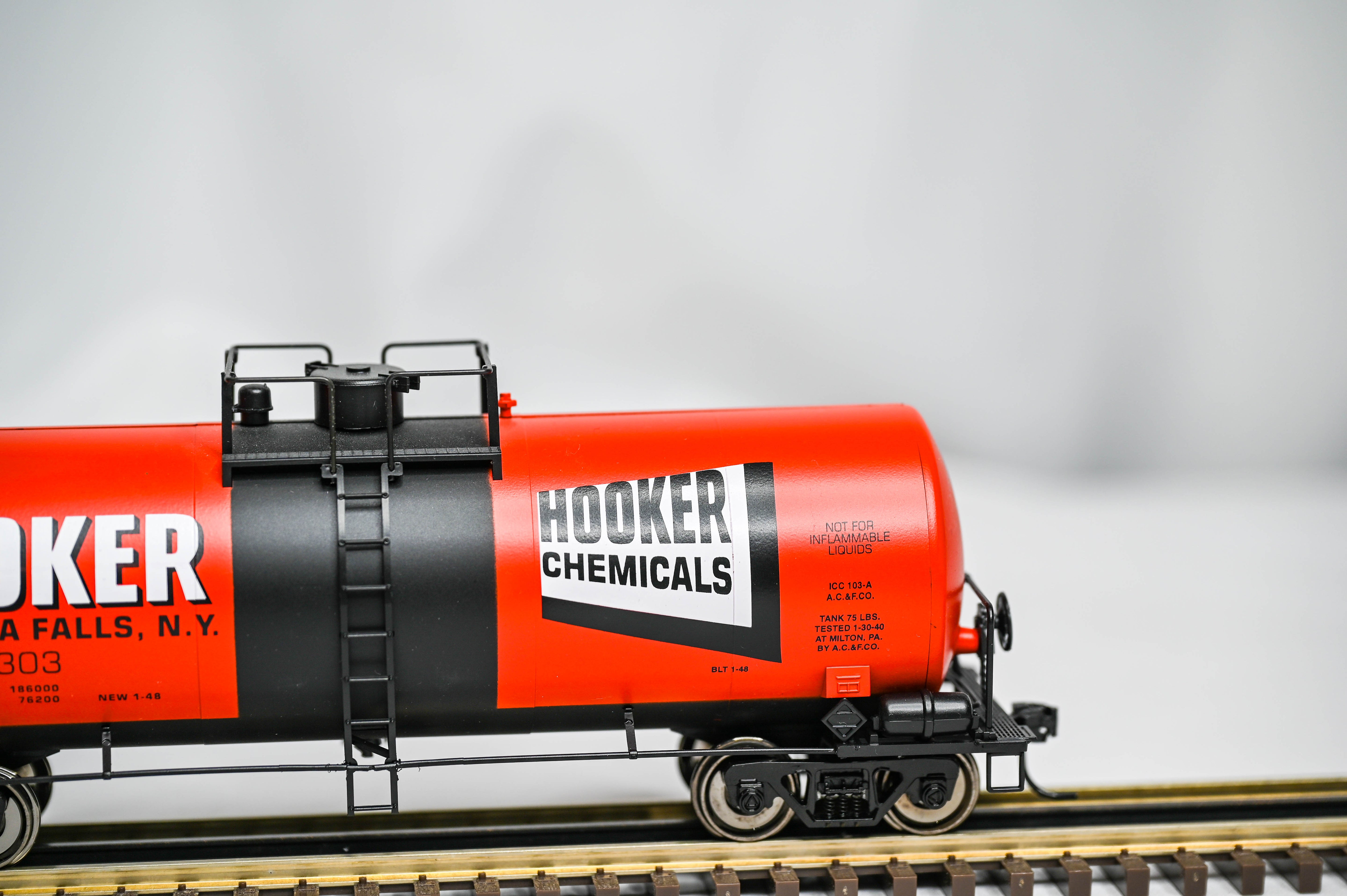 Weaver Hooker Chemicals 40' Tank Car #41307 | 2-Rail | O Scale