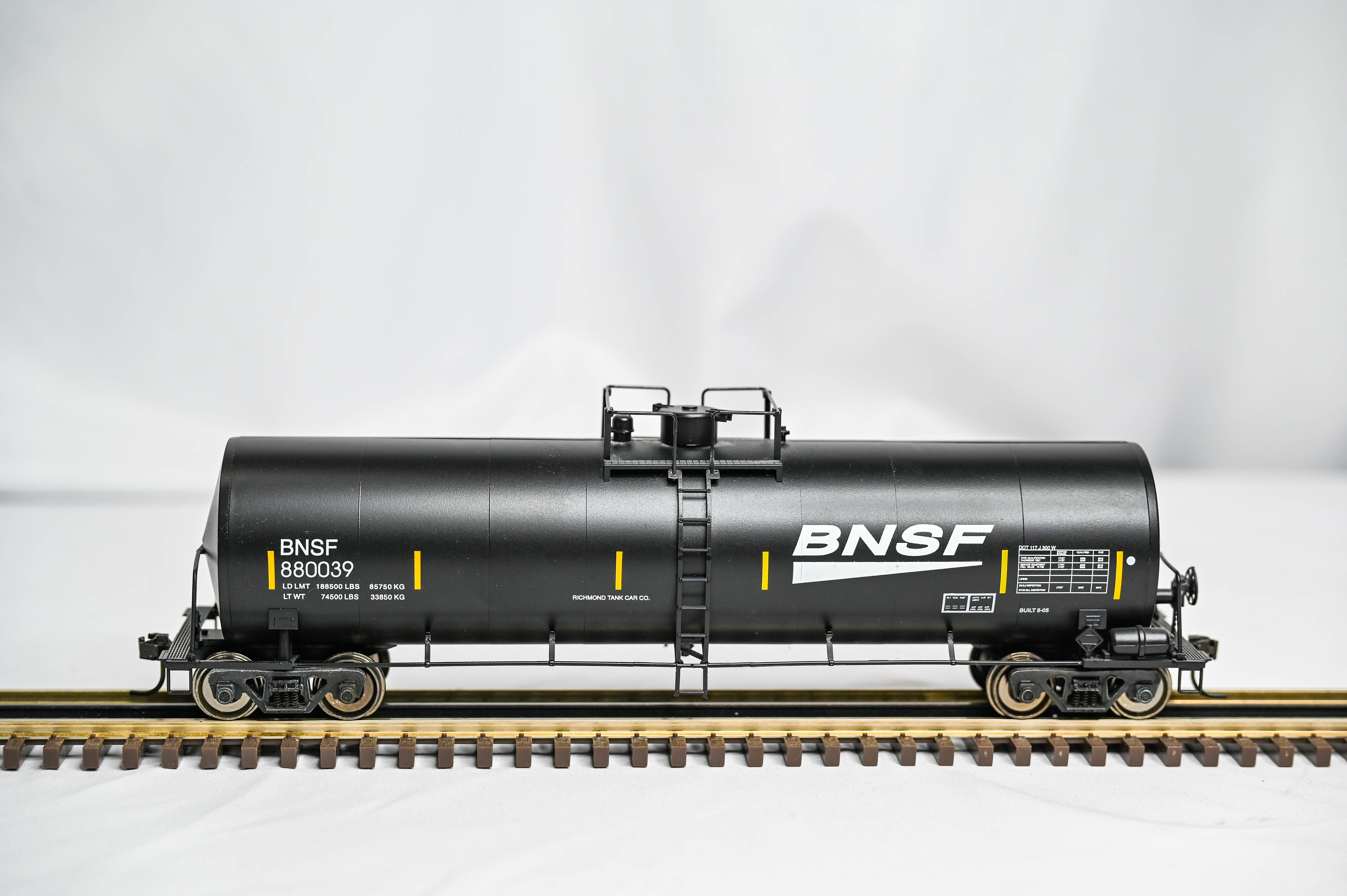Weaver BNSF 50' Tank Car #880039 | 2-Rail | O Scale