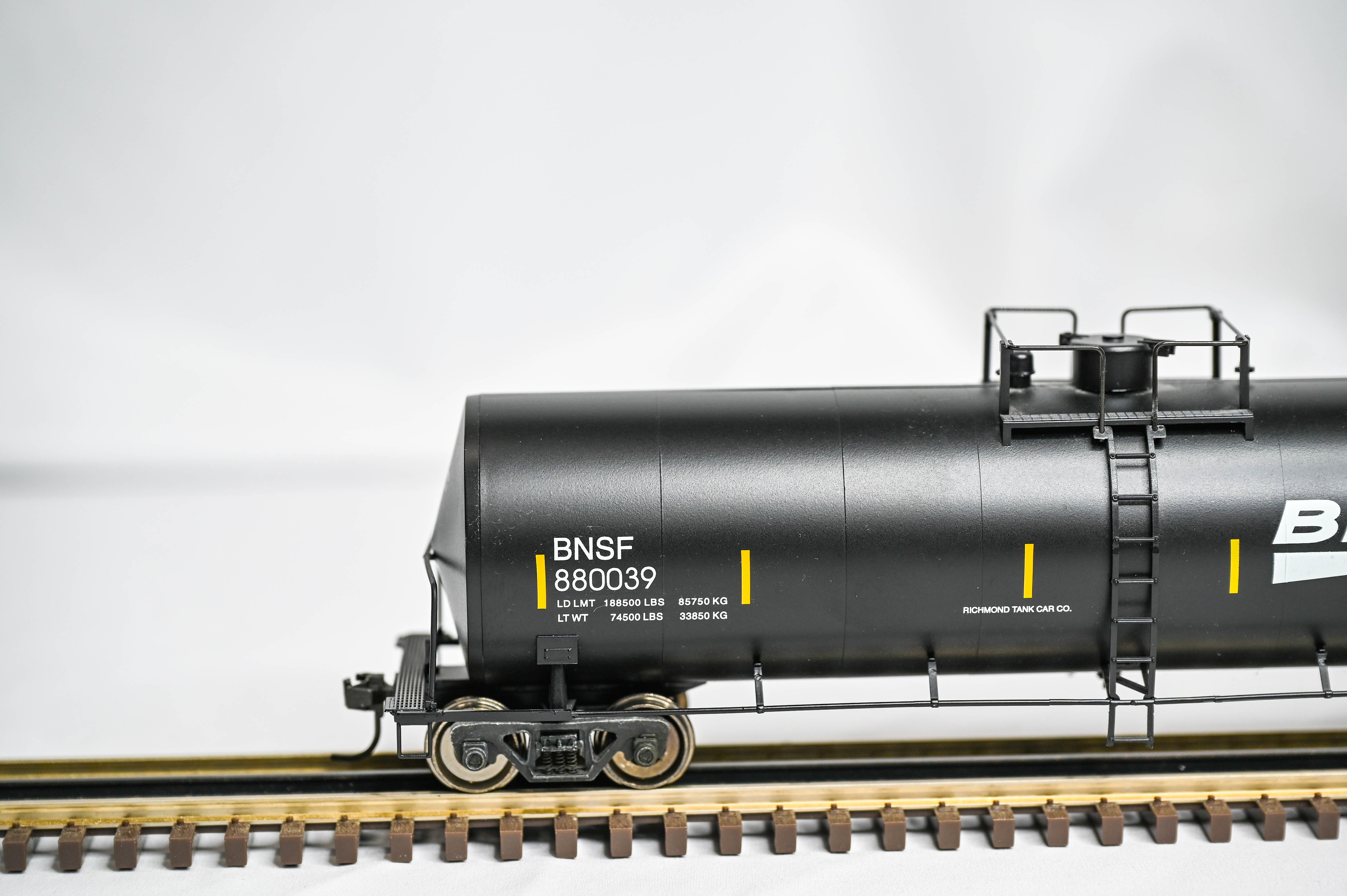 Weaver BNSF 50' Tank Car #880039 | 2-Rail | O Scale