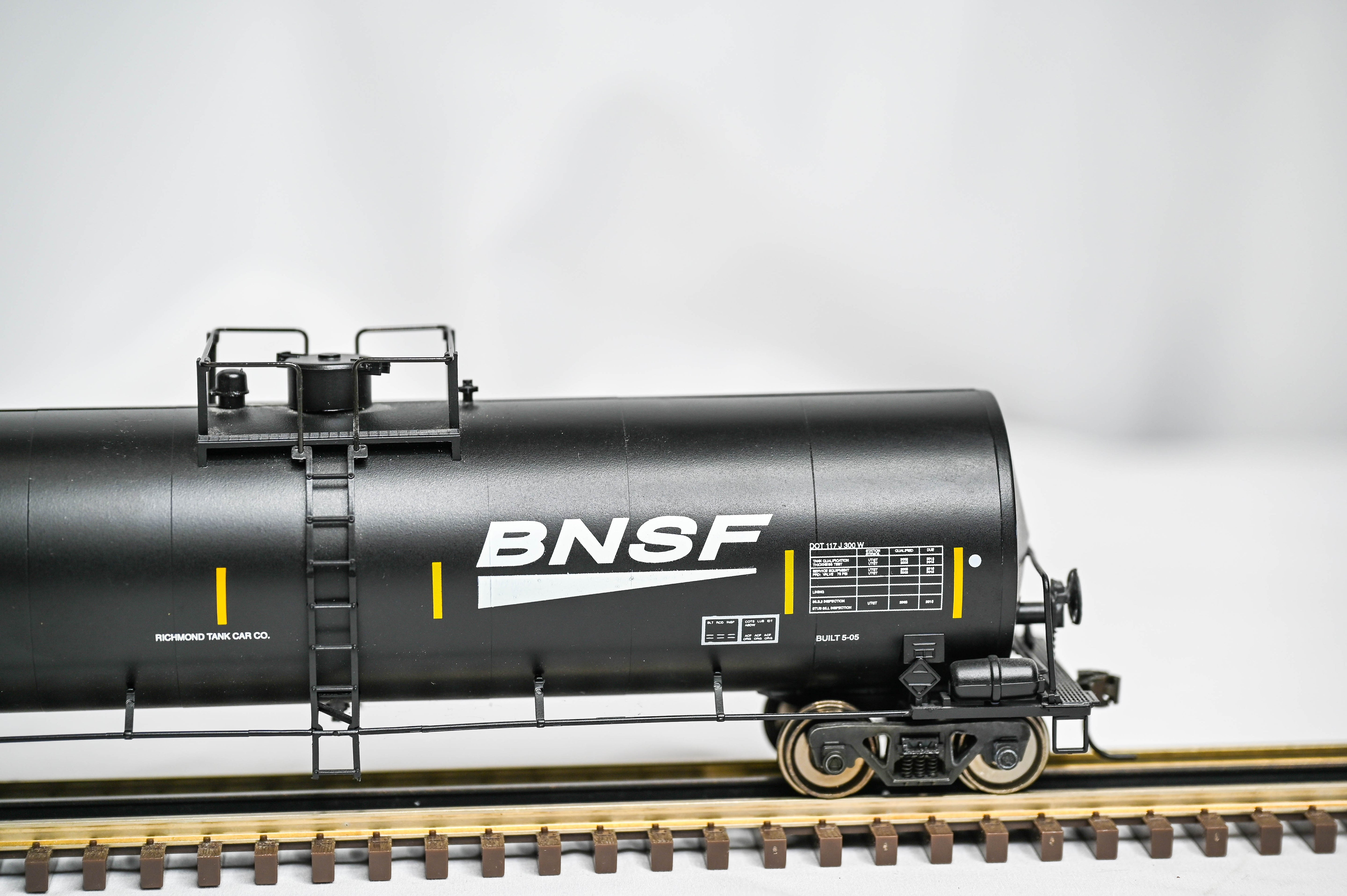 Weaver BNSF 50' Tank Car #880039 | 2-Rail | O Scale