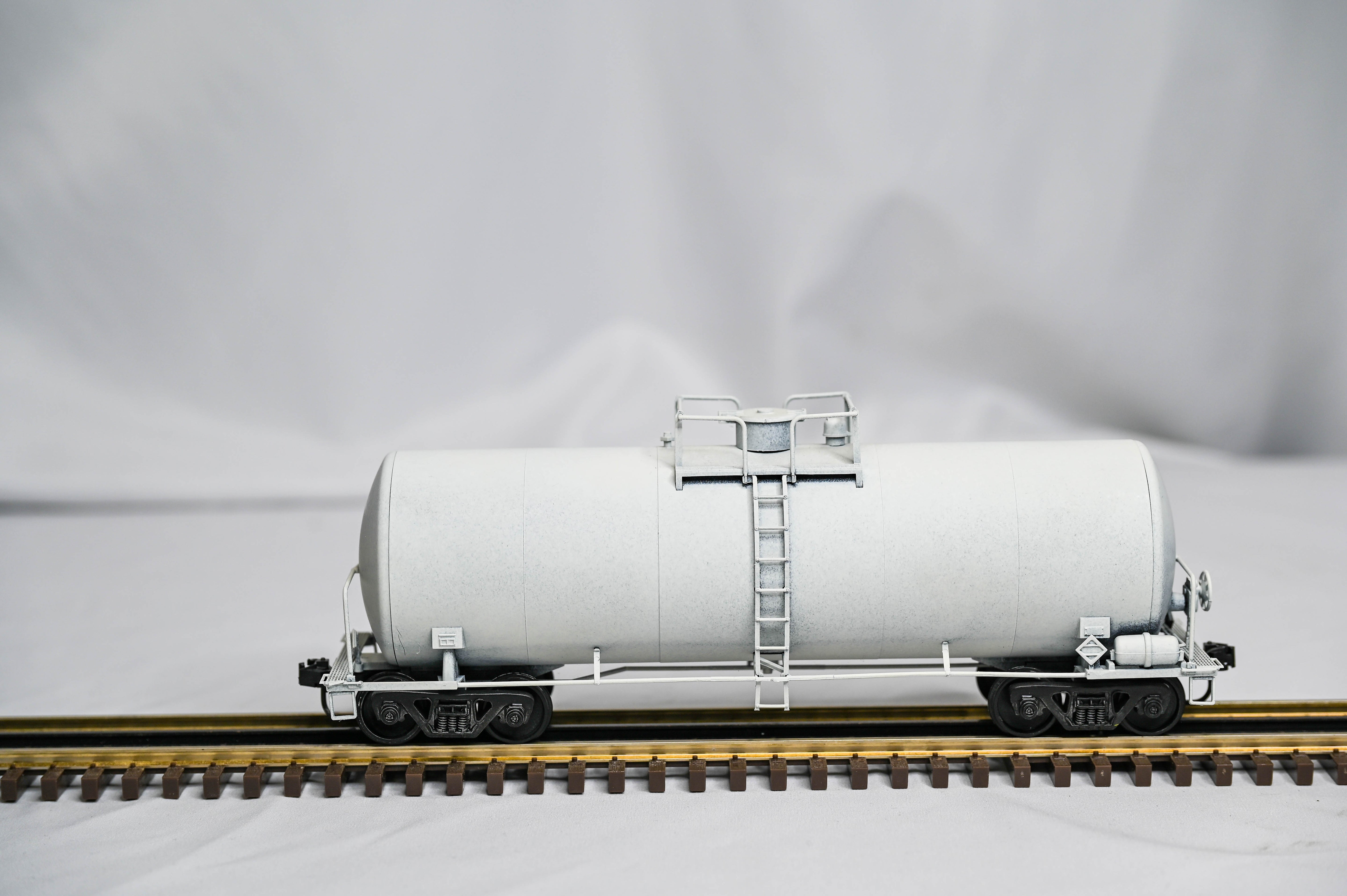 Weaver Undecorated 40' Tank Car | 2-Rail | O Scale
