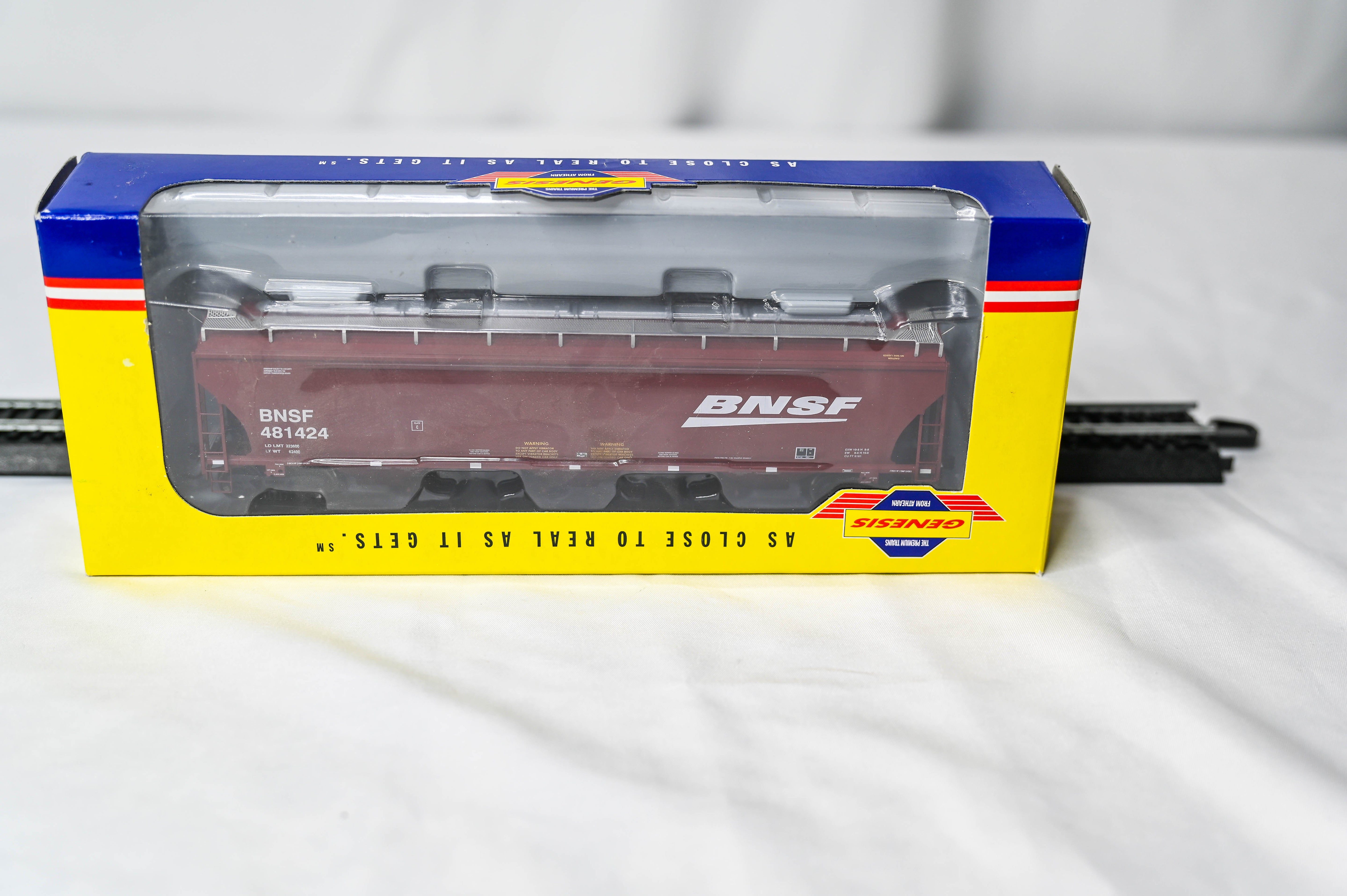 Athearn BNSF Trinity 5161 cu. ft. Covered Hopper - 12 Course #481424 | HO Scale | G4287