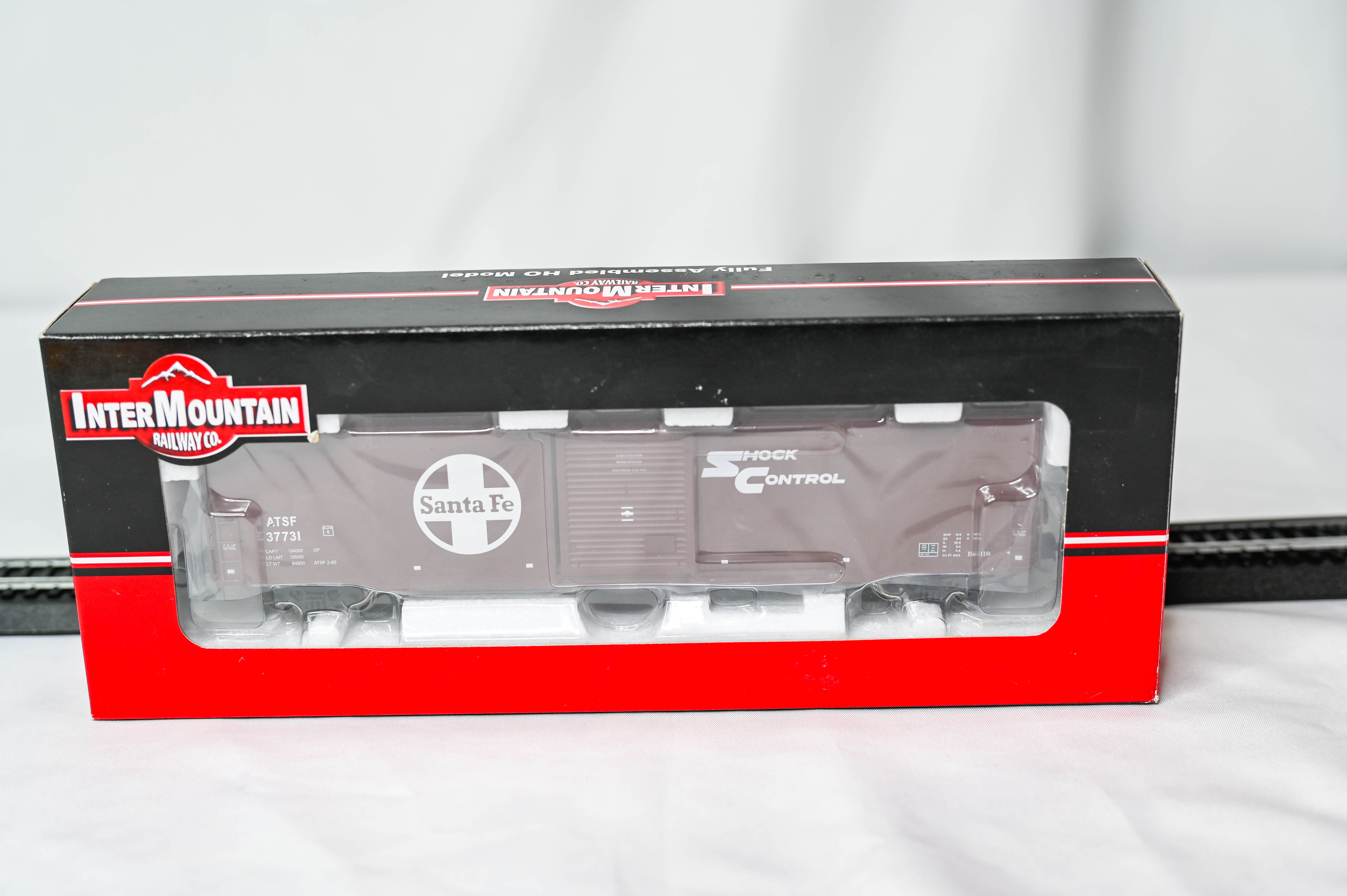 InterMountain Railway Co. ATSF - Brown 60' PS-1 Boxcar #37731 | HO Scale | 46901-25
