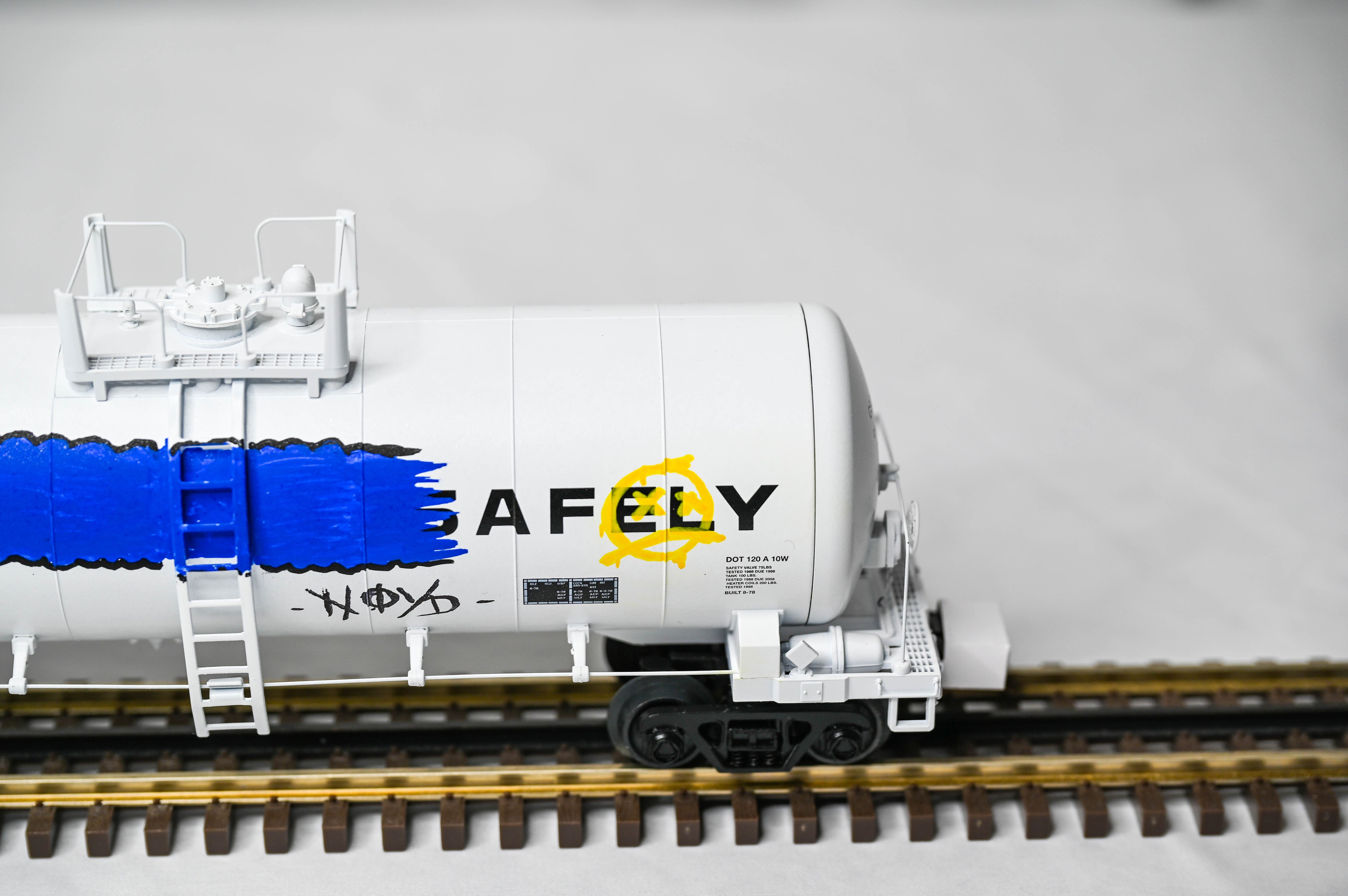 Atlas O Premier CSOX Drive Safely Modern 40' Tank Car #40600 | 3-Rail | O Scale | 3001873-1