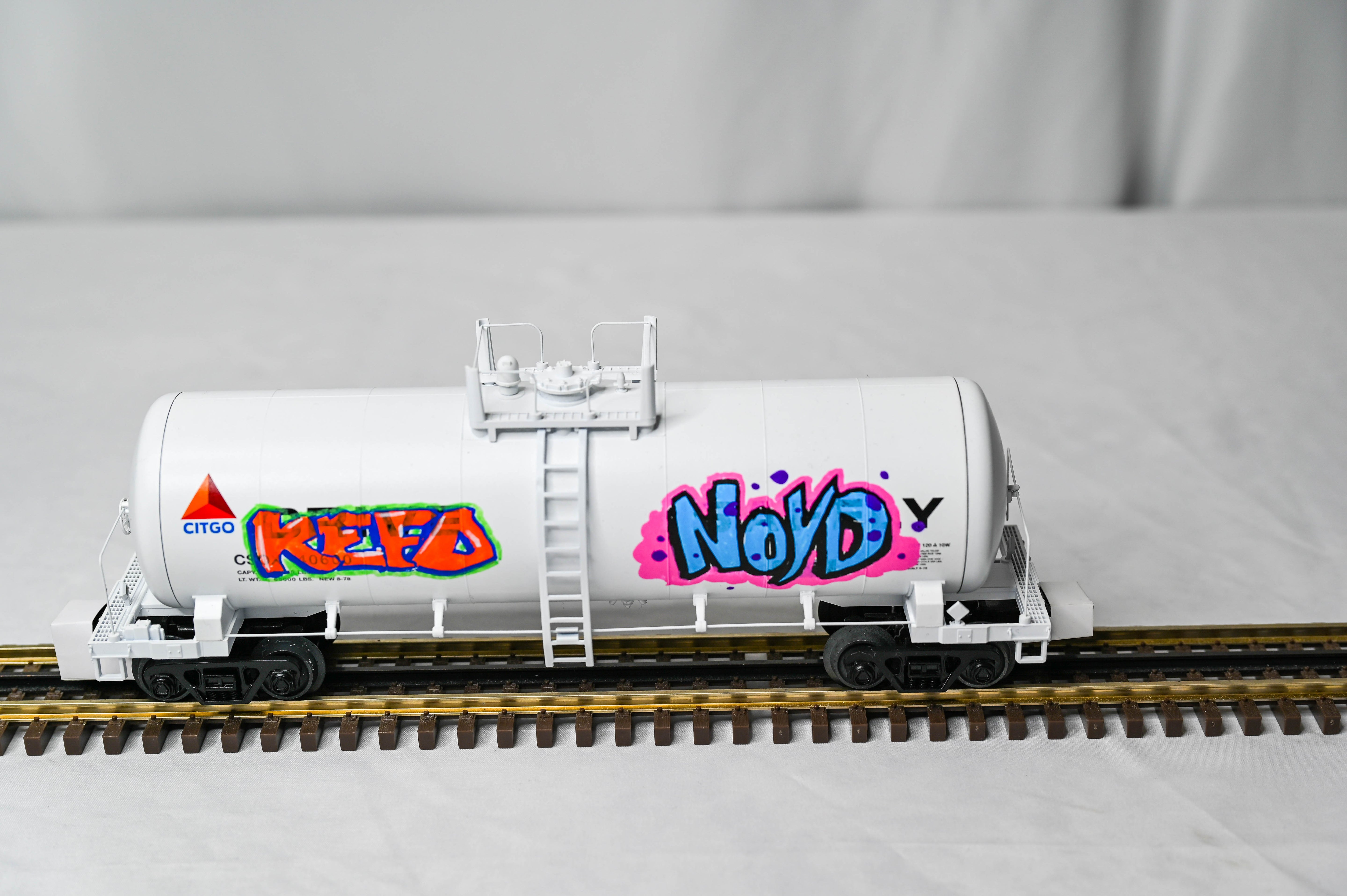 Atlas O Premier CSOX Drive Safely Modern 40' Tank Car #40600 | 3-Rail | O Scale | 3001873-1