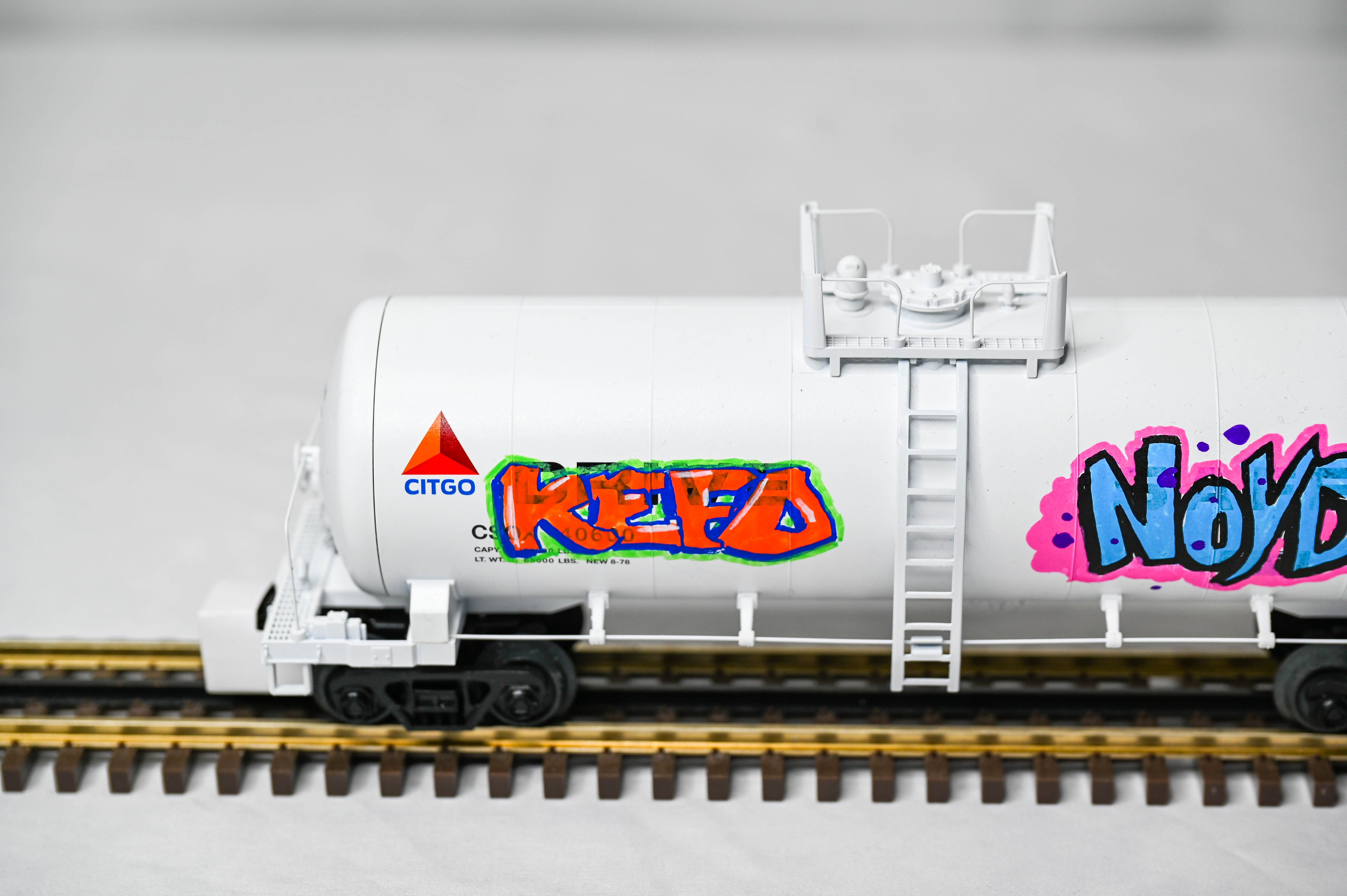 Atlas O Premier CSOX Drive Safely Modern 40' Tank Car #40600 | 3-Rail | O Scale | 3001873-1