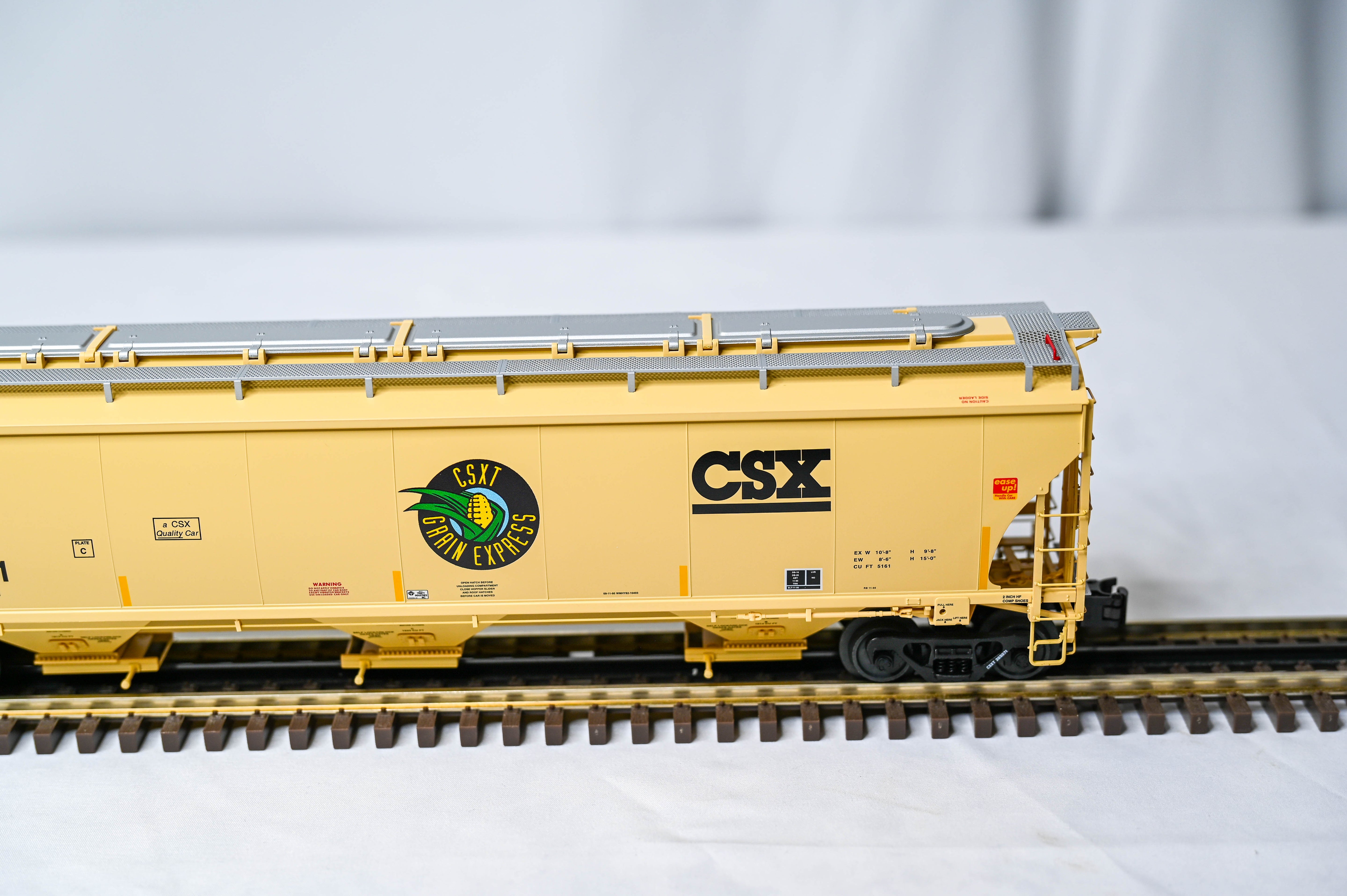 Atlas O Master CSX "Grain Express" Trinity 5161 Covered Hopper | 3-Rail | O Scale