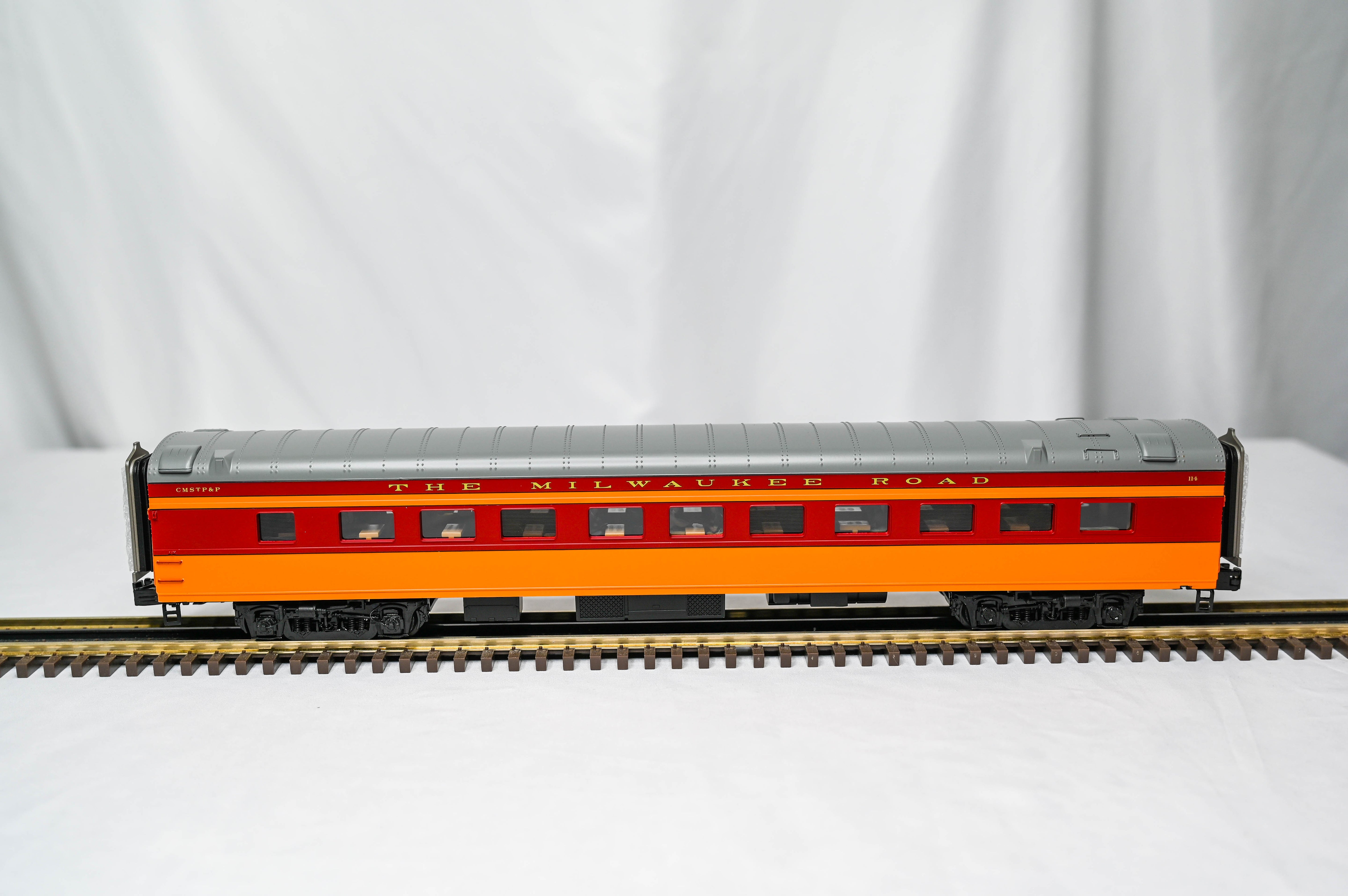 Atlas O Premier Milwaukee Road 70' Streamline Passenger #491 Coach / 114 Diner | 3-Rail | O Scale | 3001956